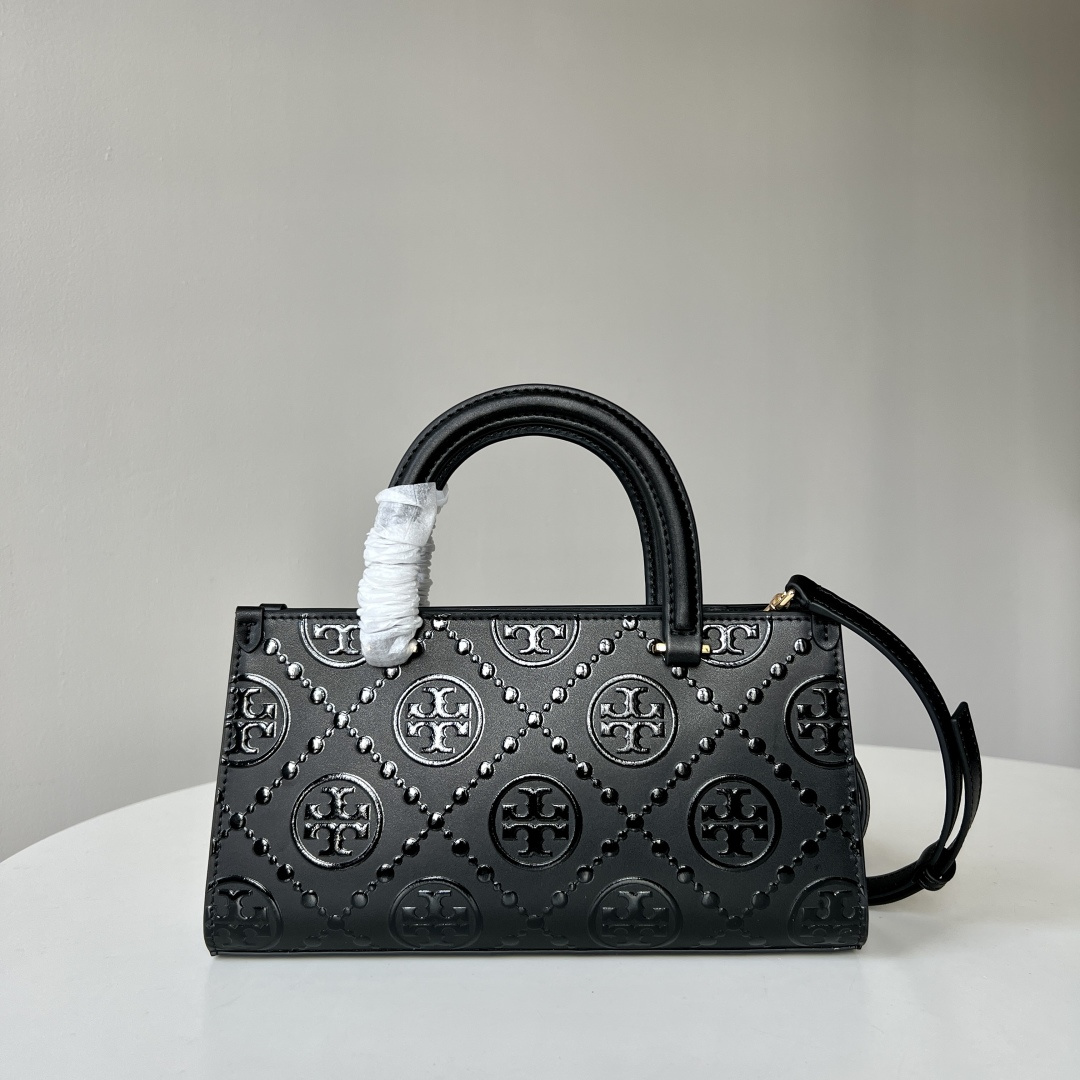 Tory Burch TB新款、 T Monogram图案，搭配撞色压花皮革。魅力隽永又风格独具