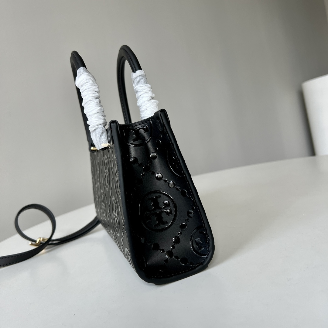 Tory Burch TB新款、 T Monogram图案，搭配撞色压花皮革。魅力隽永又风格独具