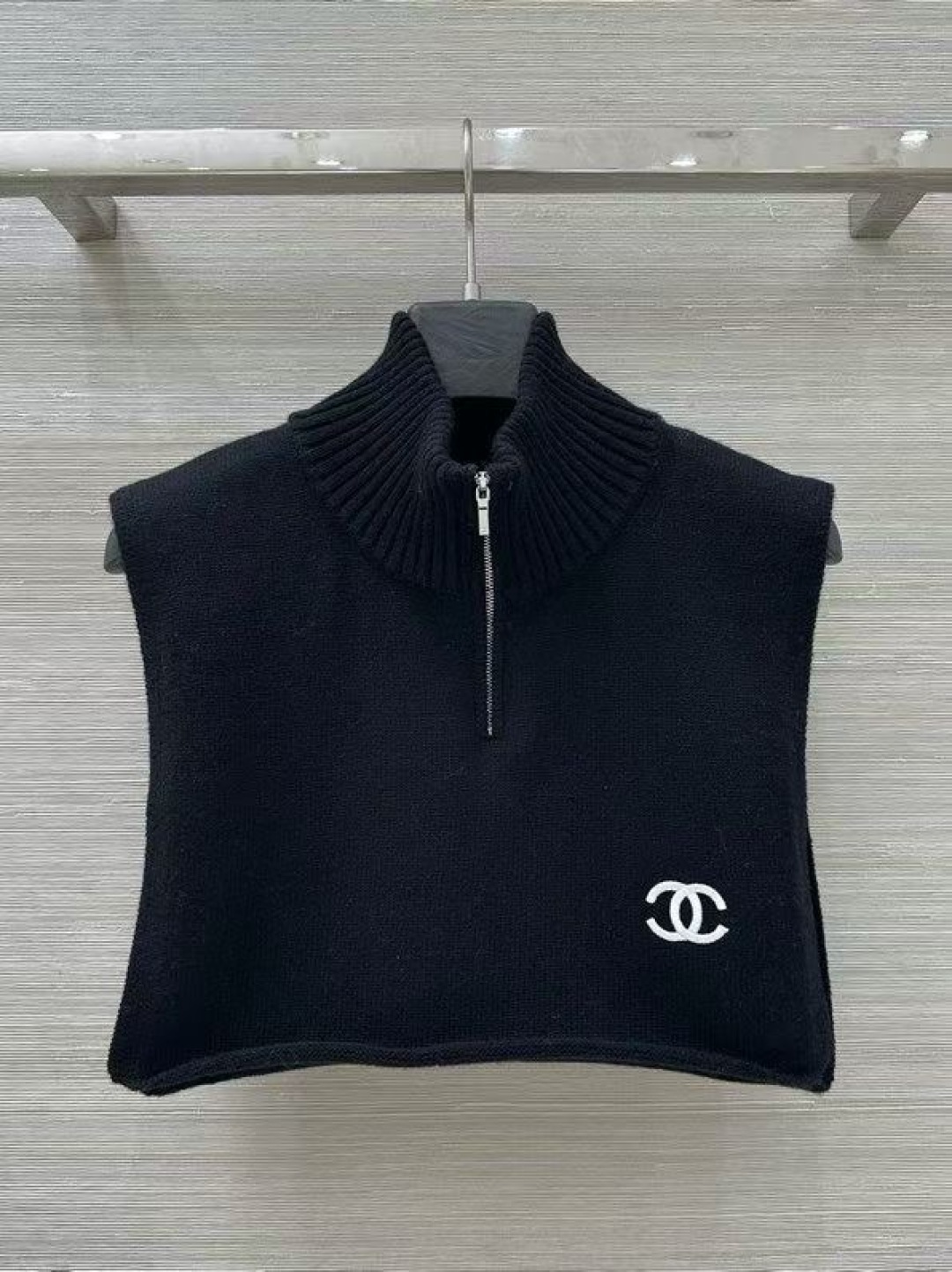 Chanel Mouwloze Trui met Hoge Kraag en Rits - Stijlvol en Comfortabel