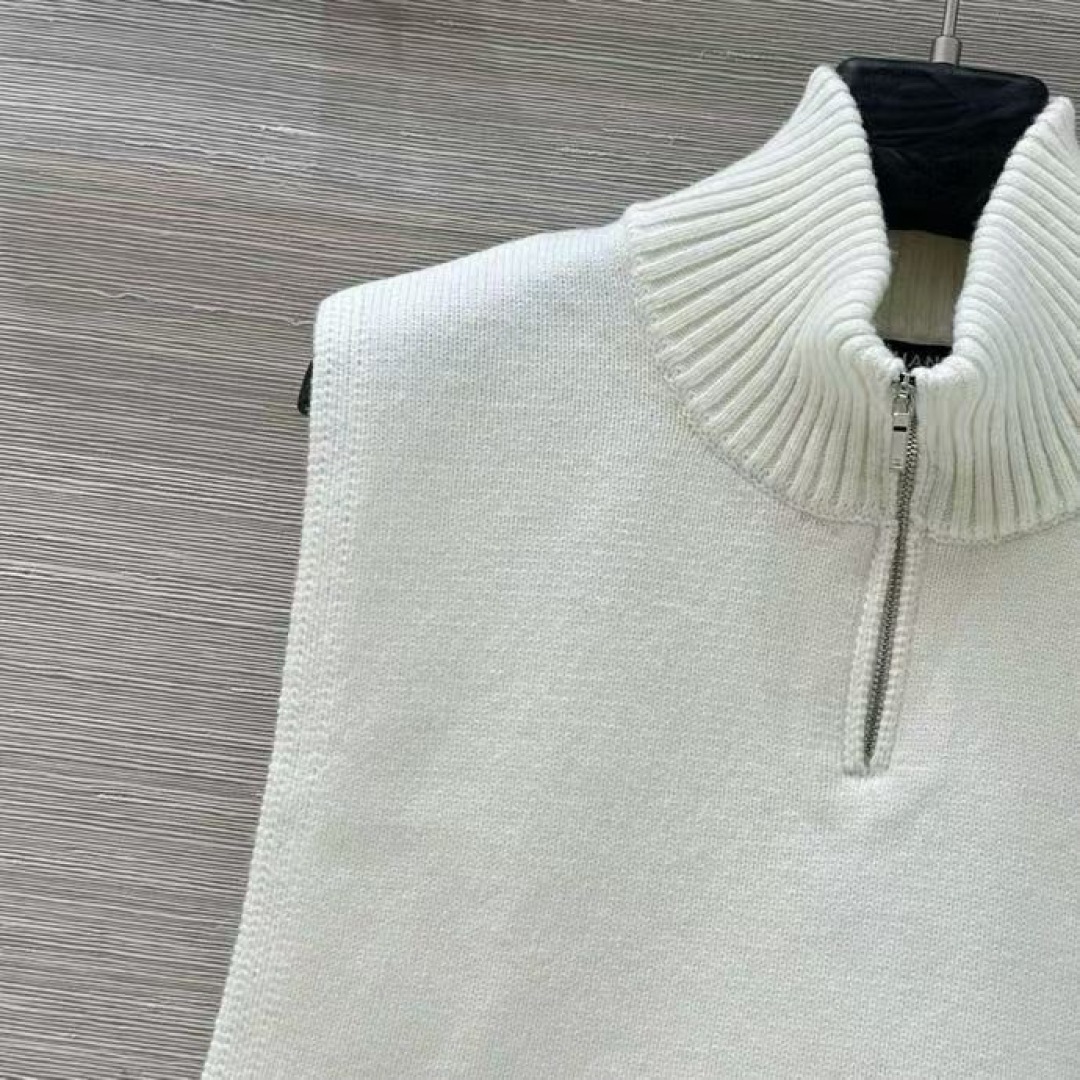 Chanel Women's Wool Blend Knit Cropped Vest With Half Zipper and Logo 6 cmp i1756400654096 259 0 4