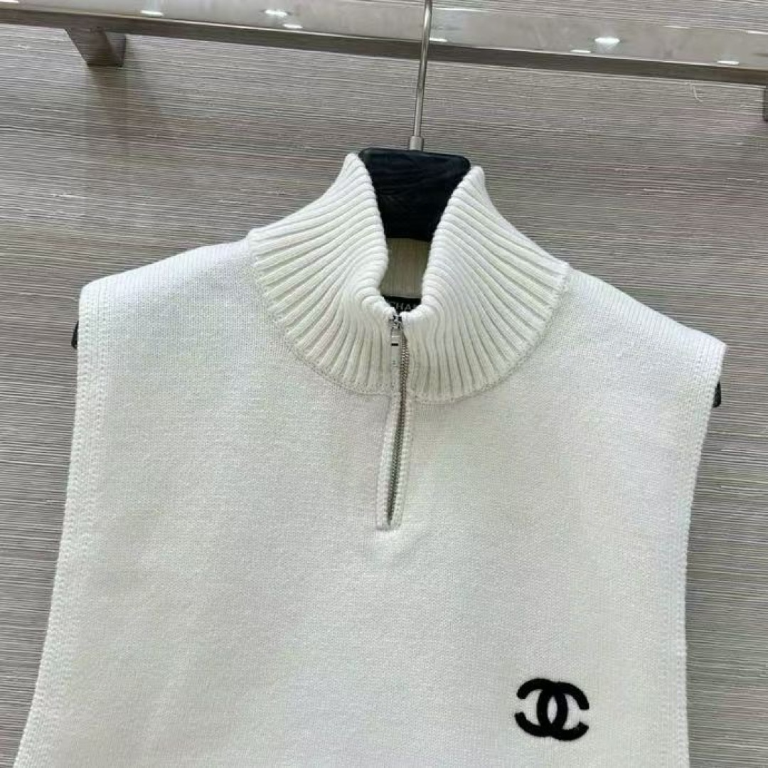 Chanel Women's Wool Blend Knit Cropped Vest With Half Zipper and Logo 5 cmp i1756400654096 709 0 3