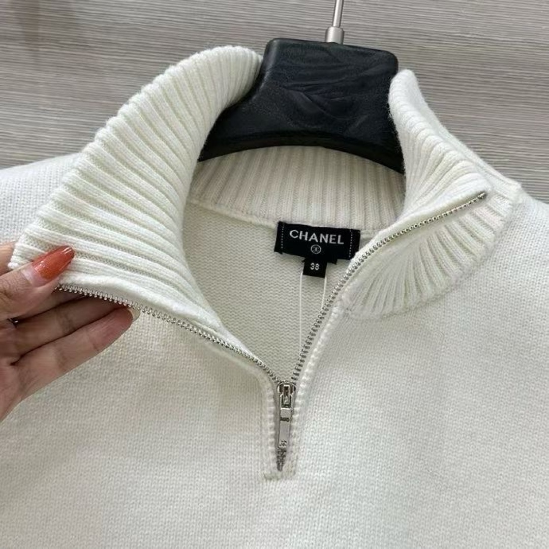 Chanel Women's Wool Blend Knit Cropped Vest With Half Zipper and Logo 7 cmp i1756400654574 7270 0 5