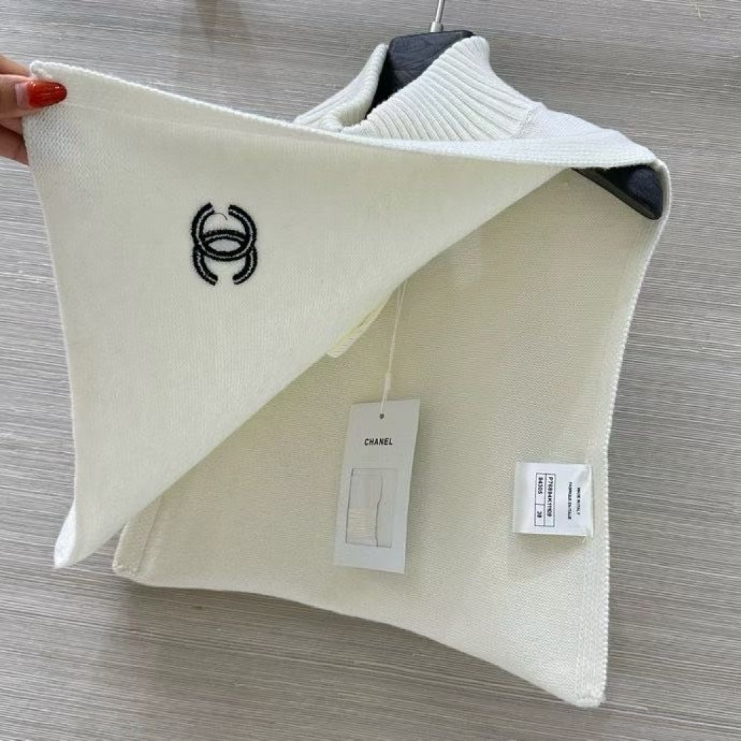 Chanel Women's Wool Blend Knit Cropped Vest With Half Zipper and Logo 10 cmp i1756400654574 7379 0 8