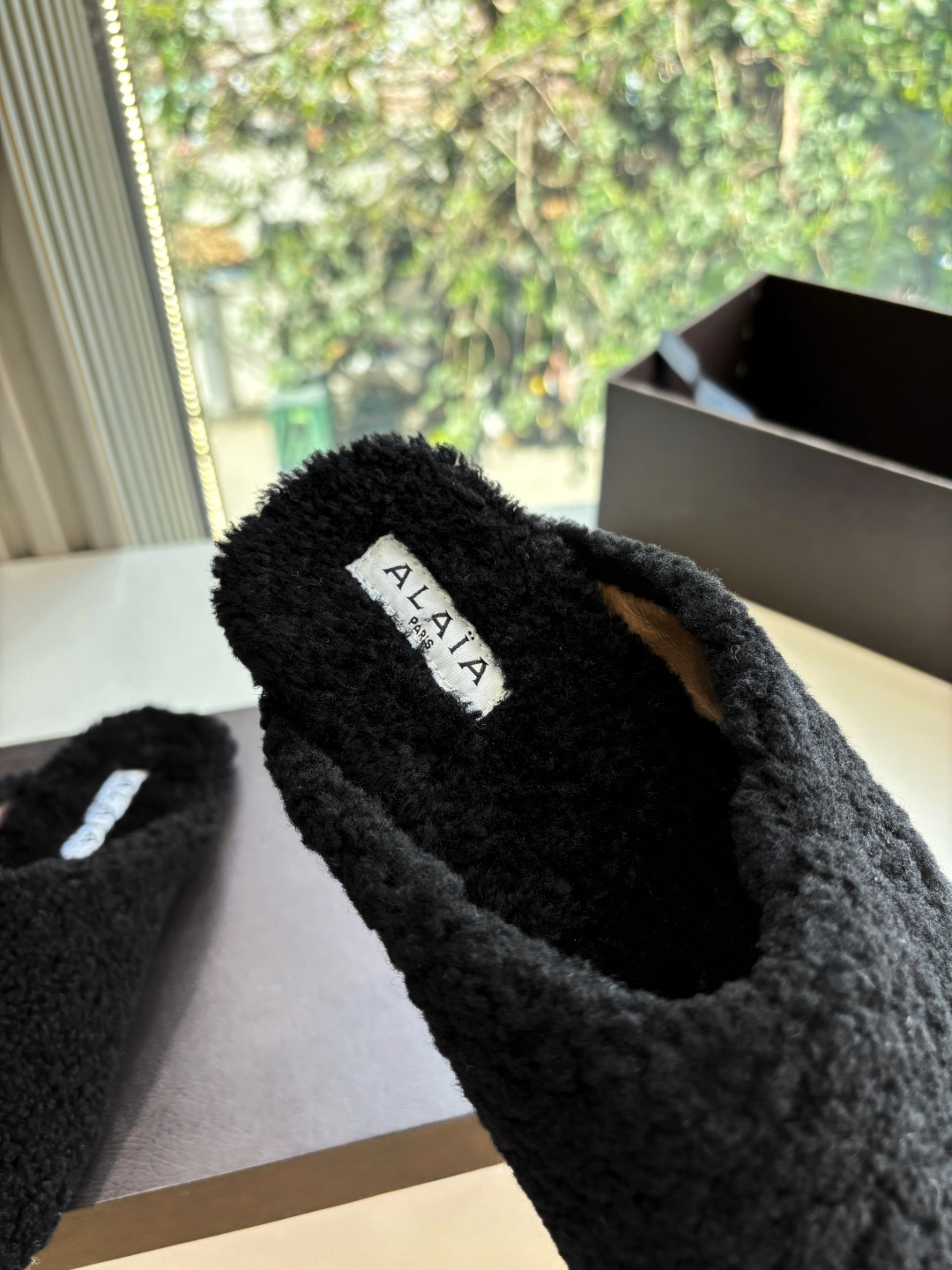 G241所见即所得代购级别原版购入法国一线奢侈品牌ALAIA 阿莱亚秋冬天真的要来咯！羊羔绒鞋～ Alaia奶呼呼的秋冬