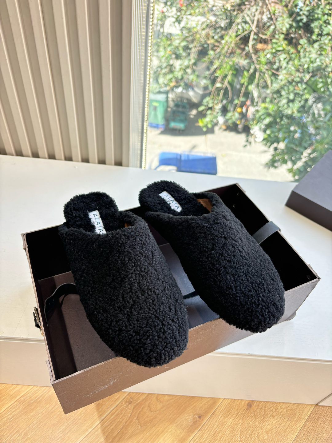 G241所见即所得代购级别原版购入法国一线奢侈品牌ALAIA 阿莱亚秋冬天真的要来咯！羊羔绒鞋～ Alaia奶呼呼的秋冬