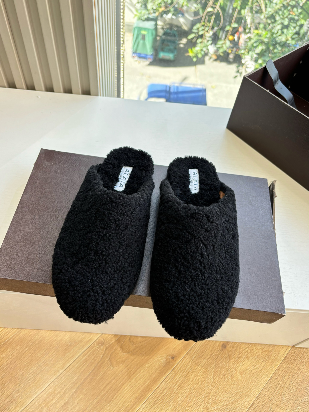 G241所见即所得代购级别原版购入法国一线奢侈品牌ALAIA 阿莱亚秋冬天真的要来咯！羊羔绒鞋～ Alaia奶呼呼的秋冬