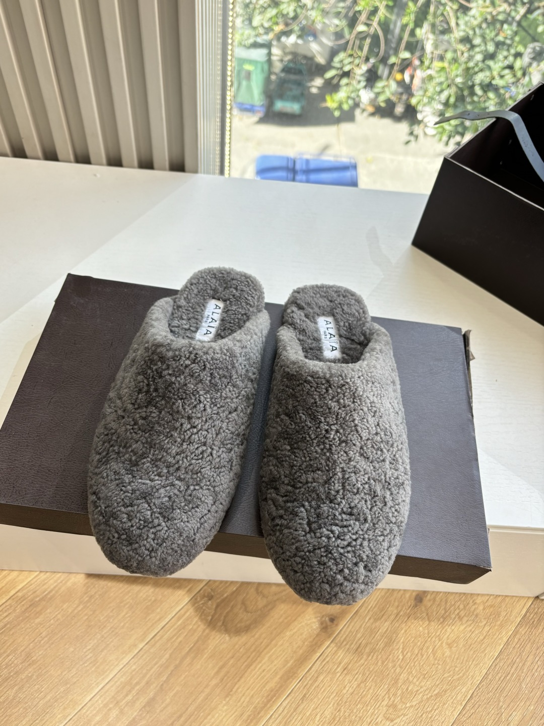 G241所见即所得代购级别原版购入法国一线奢侈品牌ALAIA 阿莱亚秋冬天真的要来咯！羊羔绒鞋～ Alaia奶呼呼的秋冬