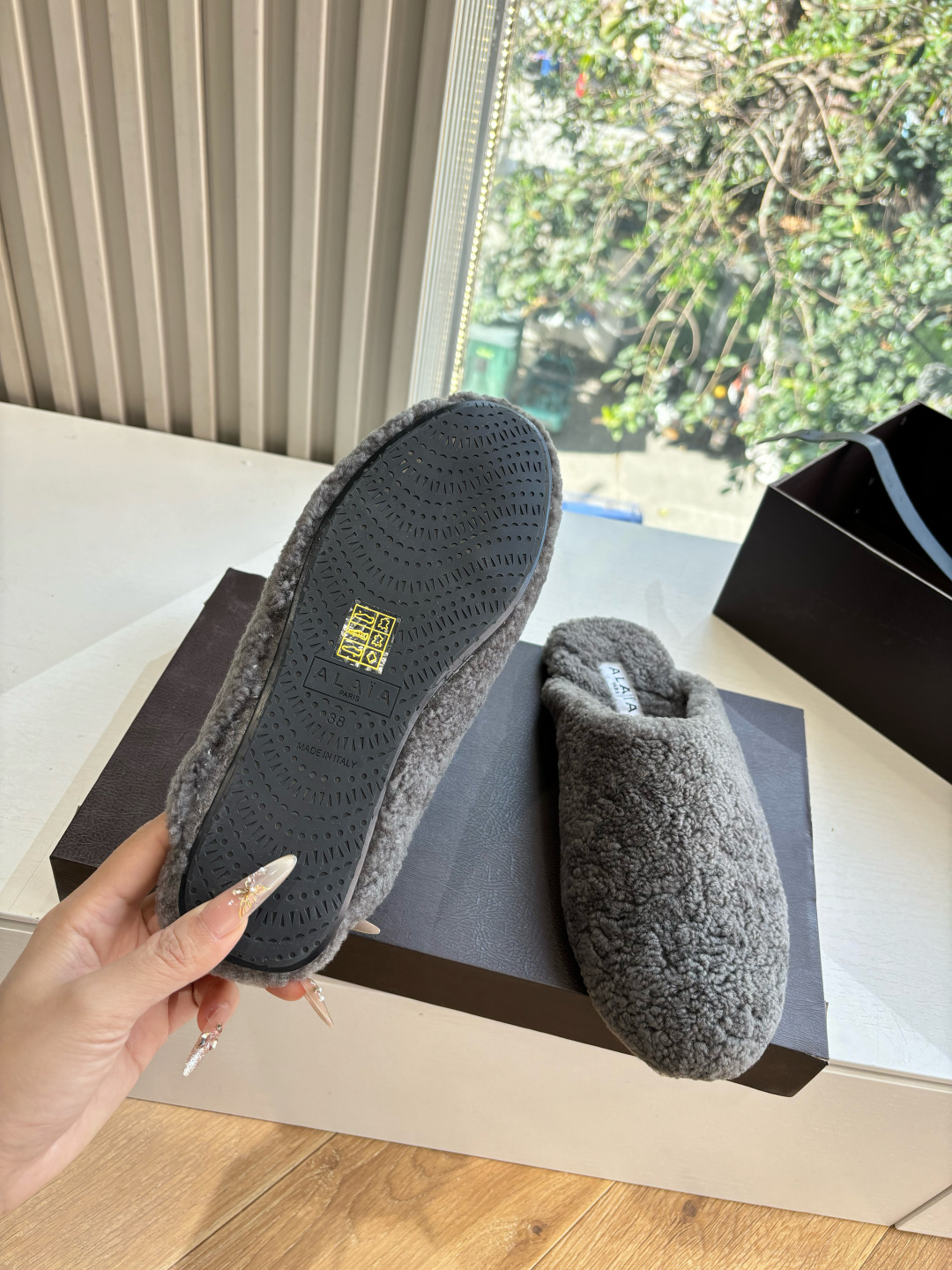 G241所见即所得代购级别原版购入法国一线奢侈品牌ALAIA 阿莱亚秋冬天真的要来咯！羊羔绒鞋～ Alaia奶呼呼的秋冬