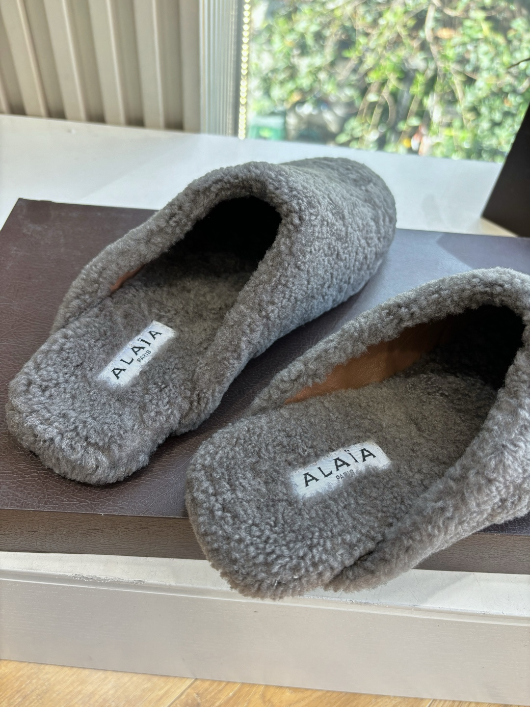 G241所见即所得代购级别原版购入法国一线奢侈品牌ALAIA 阿莱亚秋冬天真的要来咯！羊羔绒鞋～ Alaia奶呼呼的秋冬
