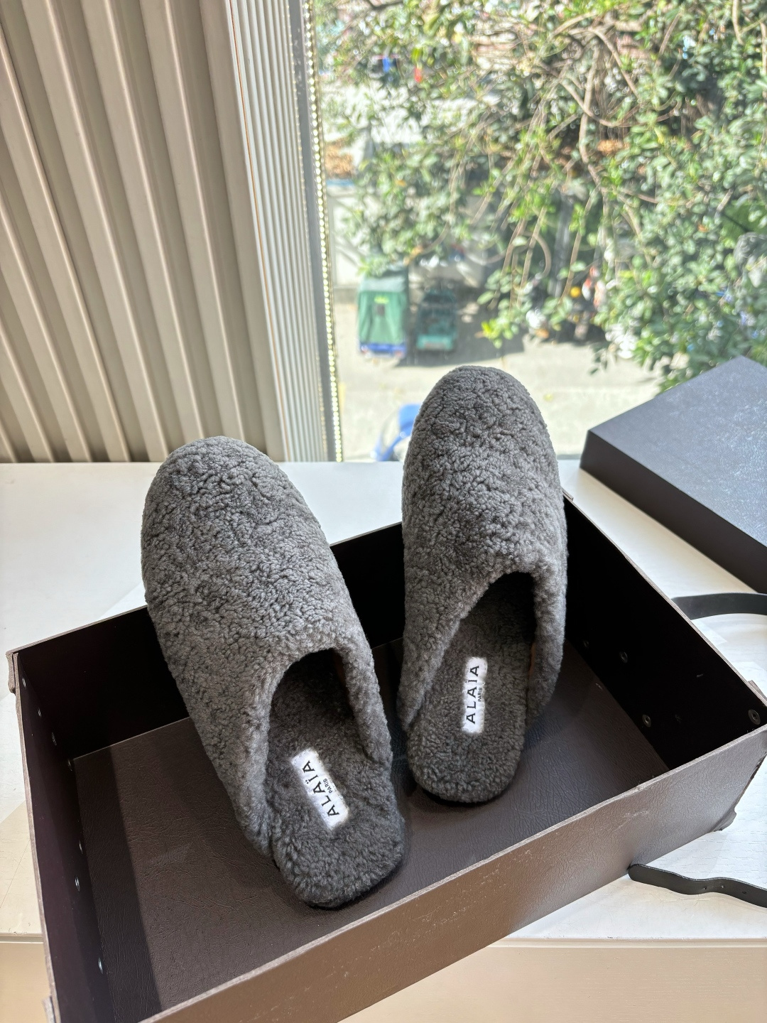 G241所见即所得代购级别原版购入法国一线奢侈品牌ALAIA 阿莱亚秋冬天真的要来咯！羊羔绒鞋～ Alaia奶呼呼的秋冬