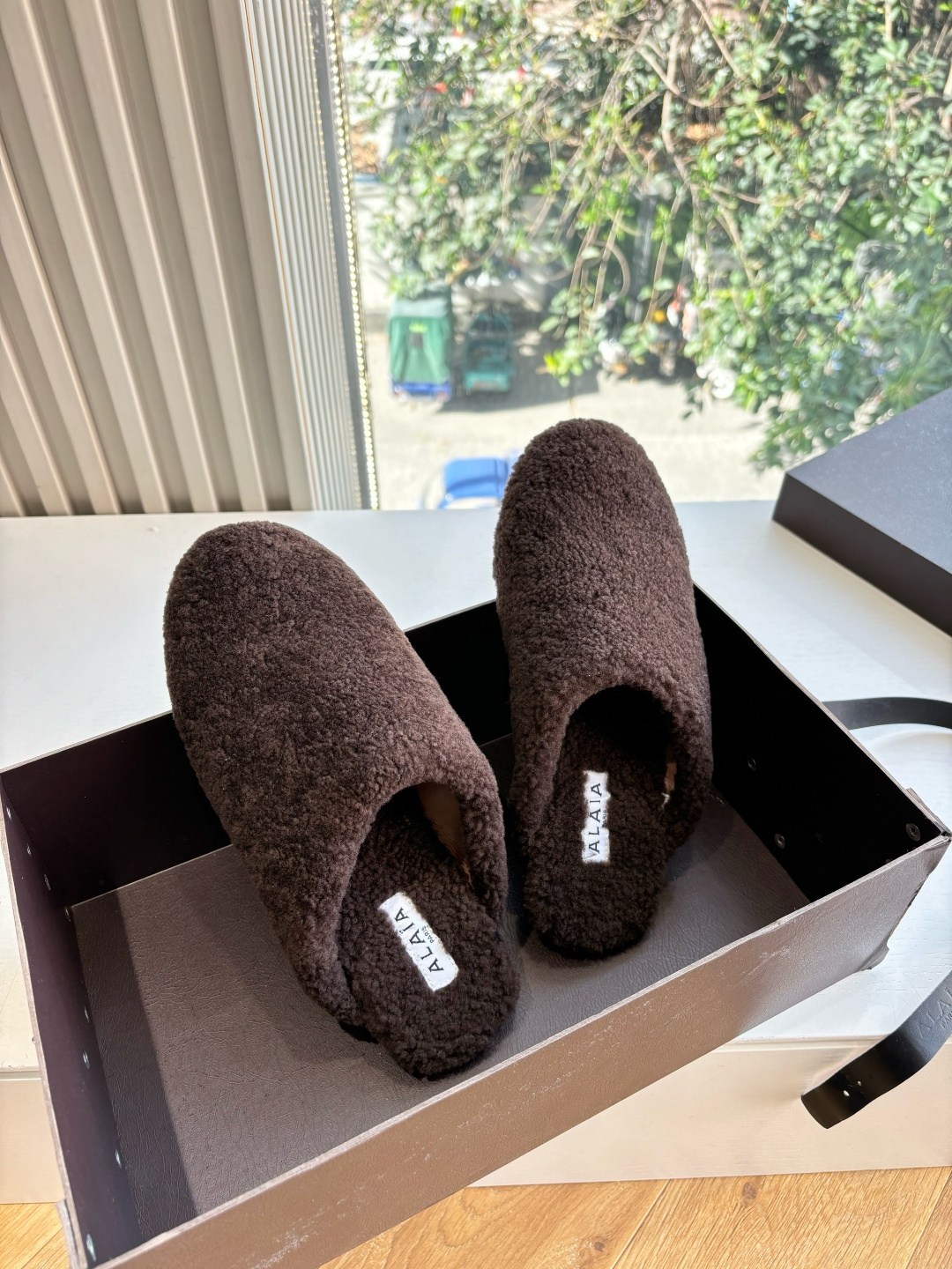 G241所见即所得代购级别原版购入法国一线奢侈品牌ALAIA 阿莱亚秋冬天真的要来咯！羊羔绒鞋～ Alaia奶呼呼的秋冬