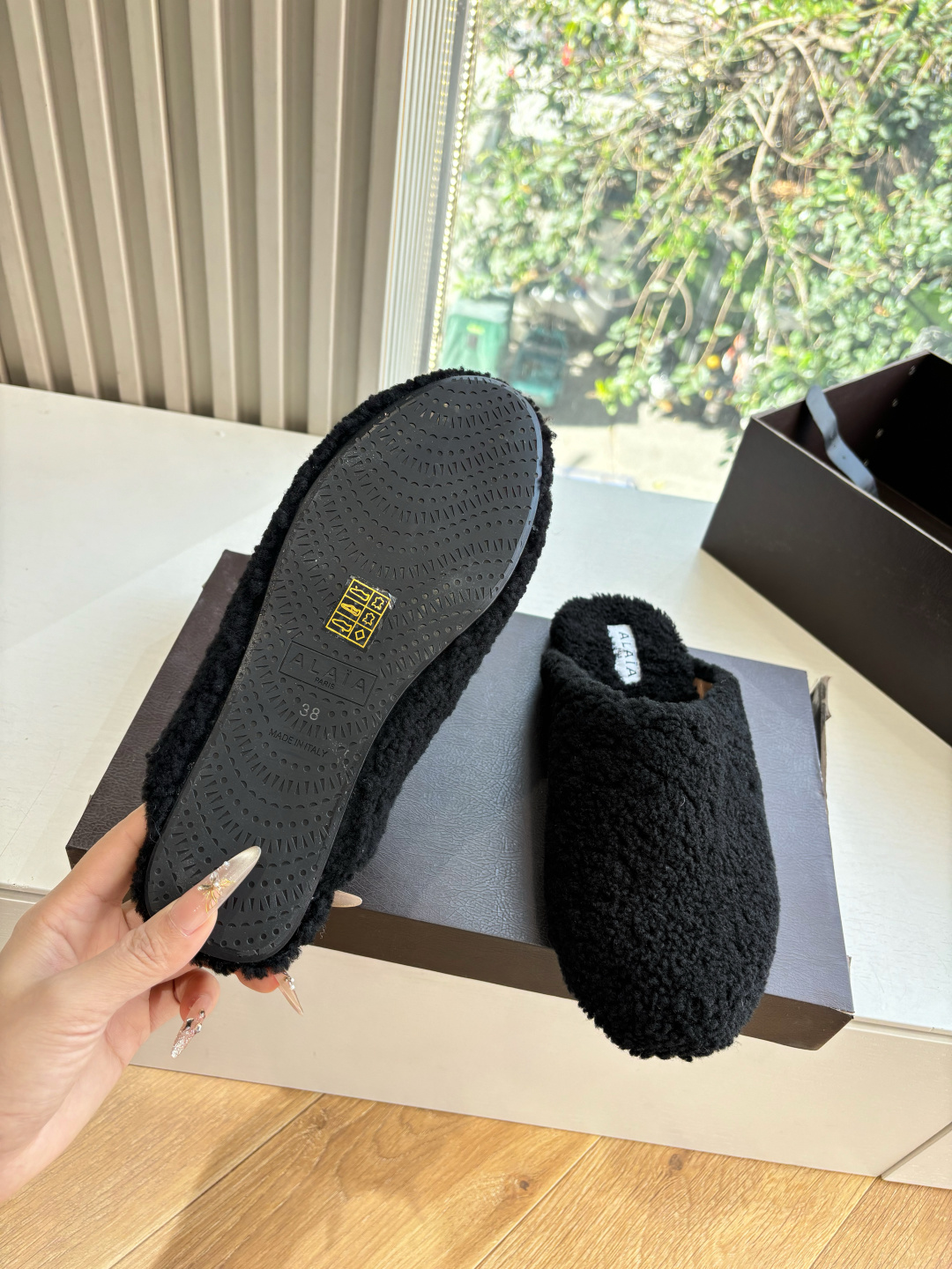 G241所见即所得代购级别原版购入法国一线奢侈品牌ALAIA 阿莱亚秋冬天真的要来咯！羊羔绒鞋～ Alaia奶呼呼的秋冬