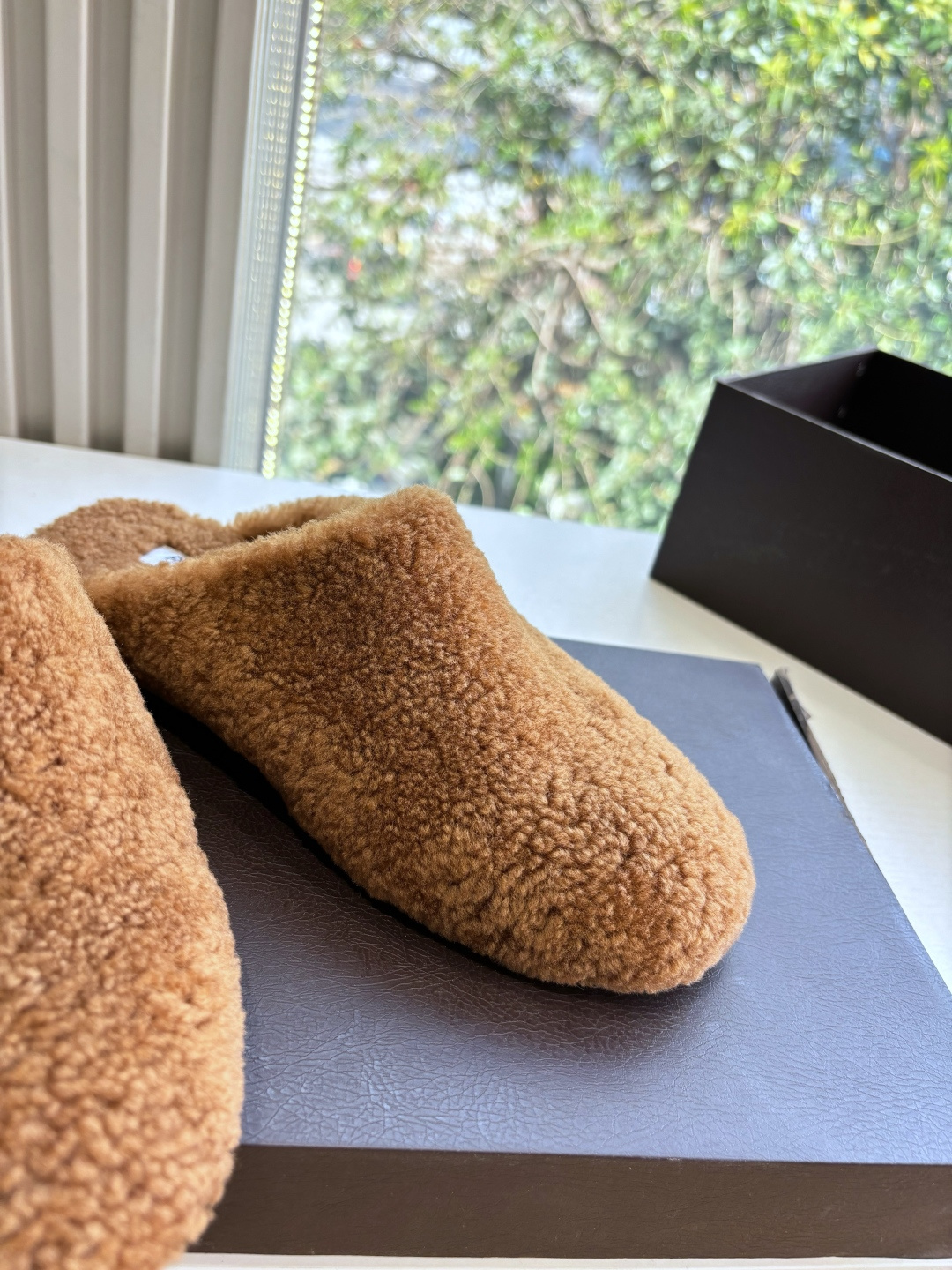 G241所见即所得代购级别原版购入法国一线奢侈品牌ALAIA 阿莱亚秋冬天真的要来咯!羊羔绒鞋~ Alaia奶呼呼的秋冬 G241所见即所得代购级别原版购入法国一线奢侈品牌ALAIA 阿莱亚秋冬天真的要来咯!羊羔绒鞋~ Alaia奶呼呼的秋冬