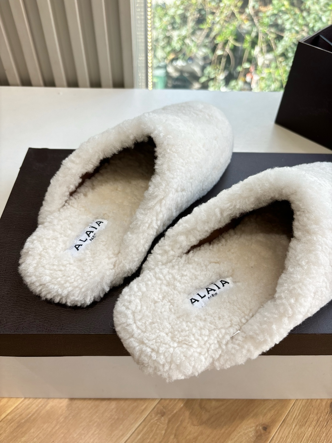 G241所见即所得代购级别原版购入法国一线奢侈品牌ALAIA 阿莱亚秋冬天真的要来咯!羊羔绒鞋~ Alaia奶呼呼的秋冬 G241所见即所得代购级别原版购入法国一线奢侈品牌ALAIA 阿莱亚秋冬天真的要来咯!羊羔绒鞋~ Alaia奶呼呼的秋冬