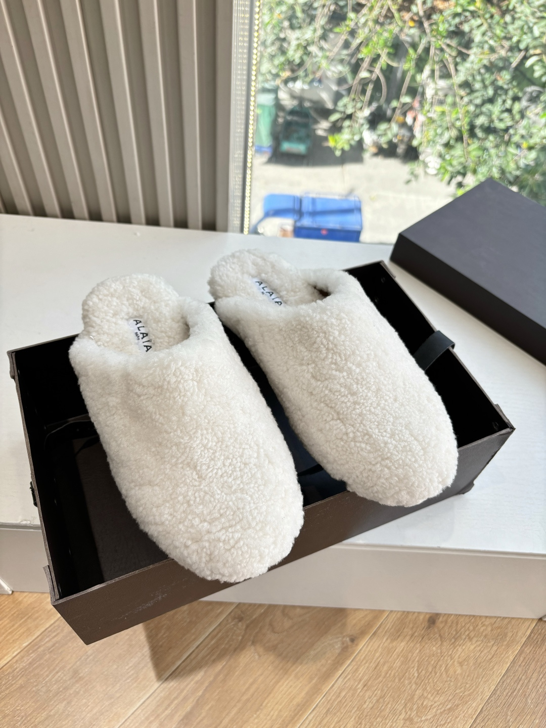 G241所见即所得代购级别原版购入法国一线奢侈品牌ALAIA 阿莱亚秋冬天真的要来咯！羊羔绒鞋～ Alaia奶呼呼的秋冬