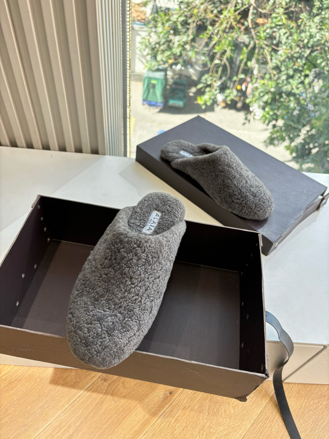 G241所见即所得代购级别原版购入法国一线奢侈品牌ALAIA 阿莱亚秋冬天真的要来咯！羊羔绒鞋～ Alaia奶呼呼的秋冬