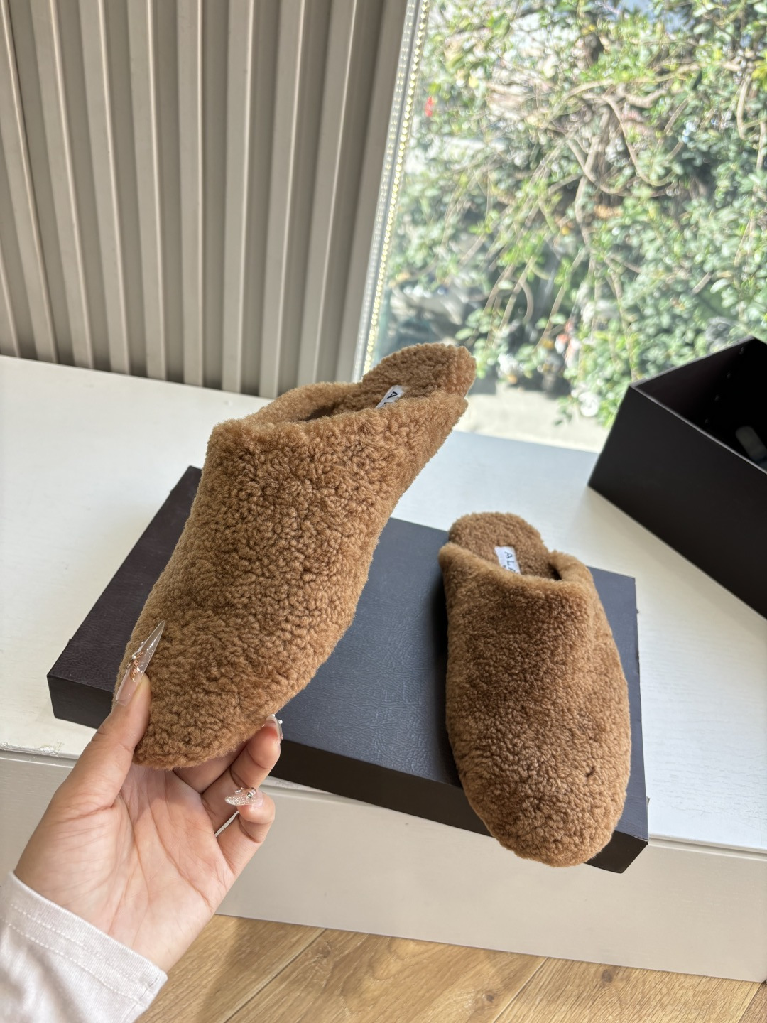 G241所见即所得代购级别原版购入法国一线奢侈品牌ALAIA 阿莱亚秋冬天真的要来咯!羊羔绒鞋~ Alaia奶呼呼的秋冬 G241所见即所得代购级别原版购入法国一线奢侈品牌ALAIA 阿莱亚秋冬天真的要来咯!羊羔绒鞋~ Alaia奶呼呼的秋冬