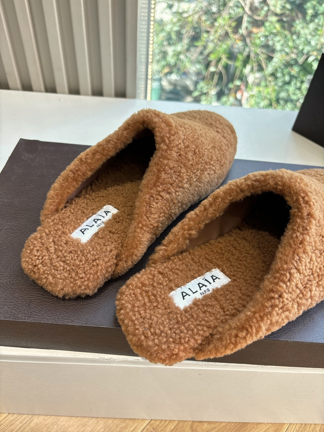 G241所见即所得代购级别原版购入法国一线奢侈品牌ALAIA 阿莱亚秋冬天真的要来咯!羊羔绒鞋~ Alaia奶呼呼的秋冬 G241所见即所得代购级别原版购入法国一线奢侈品牌ALAIA 阿莱亚秋冬天真的要来咯!羊羔绒鞋~ Alaia奶呼呼的秋冬