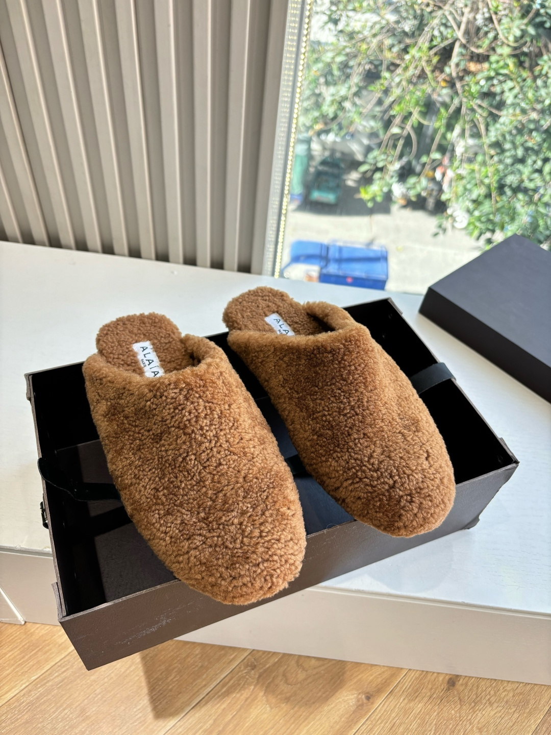 G241所见即所得代购级别原版购入法国一线奢侈品牌ALAIA 阿莱亚秋冬天真的要来咯！羊羔绒鞋～ Alaia奶呼呼的秋冬