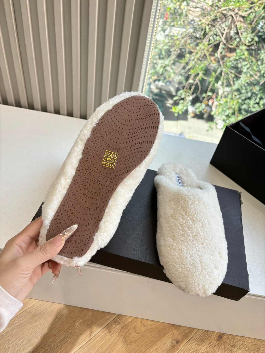 G241所见即所得代购级别原版购入法国一线奢侈品牌ALAIA 阿莱亚秋冬天真的要来咯!羊羔绒鞋~ Alaia奶呼呼的秋冬 G241所见即所得代购级别原版购入法国一线奢侈品牌ALAIA 阿莱亚秋冬天真的要来咯!羊羔绒鞋~ Alaia奶呼呼的秋冬
