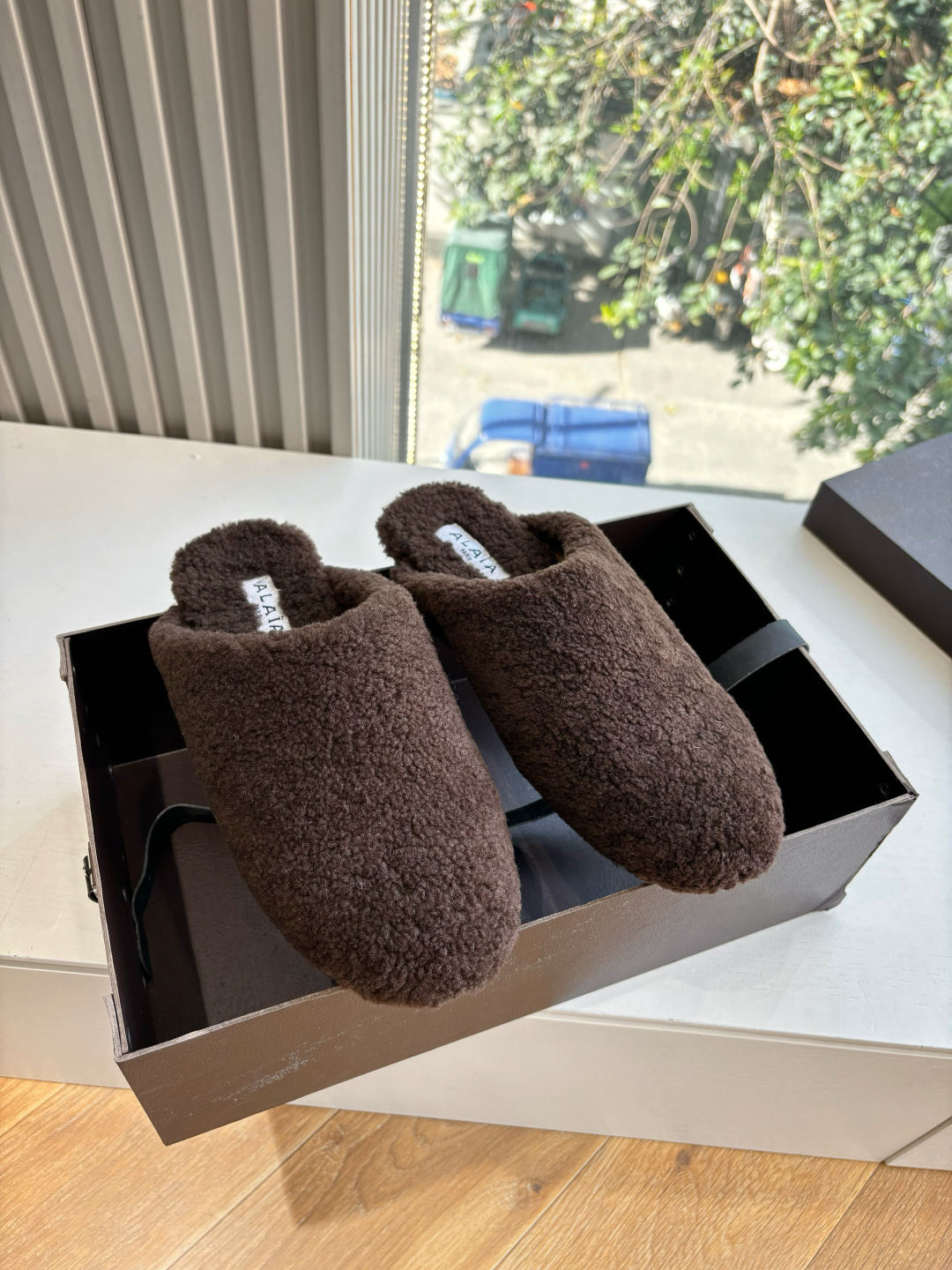 G241所见即所得代购级别原版购入法国一线奢侈品牌ALAIA 阿莱亚秋冬天真的要来咯！羊羔绒鞋～ Alaia奶呼呼的秋冬