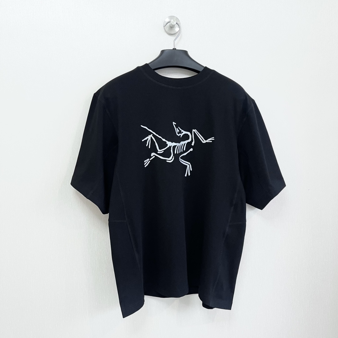 NO:755011,25SS new spring and summer new Arcteryx gray printed short-sleeved T-shirt. This Envoy is made of soft original gsm fabric. It combines washed Martin cotton and high-performance fiber. Breathable, lightweight and versatile. Original workmanship, Hassel 5-line sleeve corners. Same style for men and women. Black/white SMLXL four sizes. Ready in stock, men's arc'teryx, T-shirt, tees, t-shirt,1986090925SS春夏新款上新Arcteryx始祖鸟灰色印花短袖T恤 这款Envoy采用柔软的gsm原版面料 融合洗水马丁棉和高性能纤维 透气 轻量 功能多样 原版做工专机哈梭5线袖角 男女同款 黑色/白色 SMLXL四个码 现货,男装arc'teryx,T-shirt,tees，t-shirt,,Women's clothing