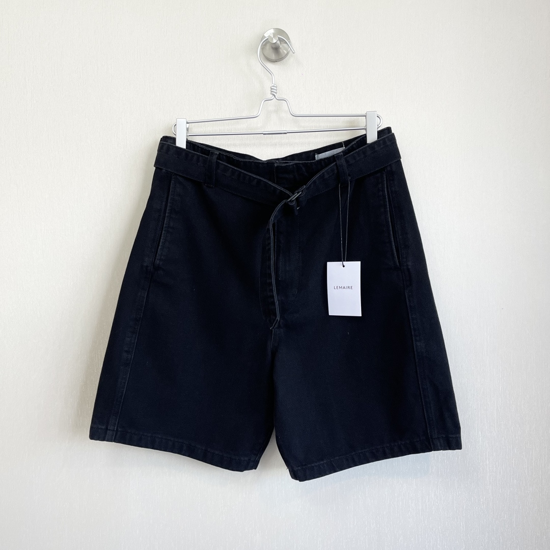 NO:755017,LEMAIRE minimalist machete belt denim shorts, pure cotton material, special cut version, original I-buckle, ykk zipper details perfectly restored, SMLXL four sizes, ready stock, men's clothing, shorts,19860909勒梅尔LEMAIRE极简弯刀腰带牛仔短裤 纯棉材质面料 特殊裁剪版型 原版工字扣 ykk拉链细节完美还原 SMLXL四个码 现货,男装,shorts,,Women's clothing