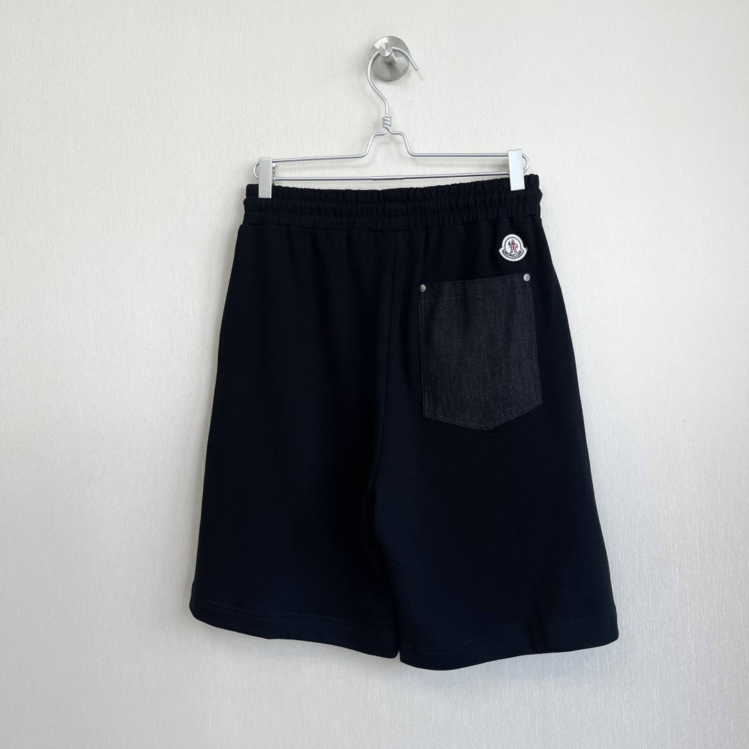 NO:755009,25SS new summer style new Moncler masked denim patch pocket suit loose shorts. Original 32 count 320g pure cotton fish scale pattern dust-free wool fabric. Skin-friendly and soft, hydrophilic, anti-static and non-sticky. German Meyer machine-woven, dust-free technology. Short-sleeved shorts can be set. Very wearable. SMLXL four sizes. Ready stock, mask-clothing, Moncler, shorts, T-shirt,1986090925SS夏季新款上新 Moncler蒙口牛仔贴布口袋套装宽松短裤 原版32支320克纯棉鱼鳞纹无尘蚀毛面料 亲肤柔软 亲水防静电不粘手 德国迈耶机并织 无尘工艺 短袖短裤可套装 时穿性很高 SMLXL四个码 现货,蒙口-服装,Moncler,shorts,T-shirt,,Women's clothing