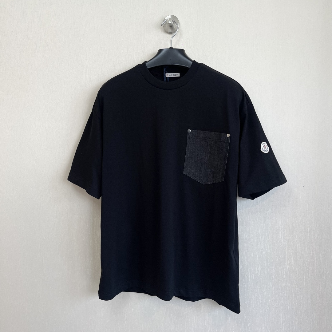 NO:755018,25SS new summer new style Moncler muzzled denim patch pocket suit short-sleeved T-shirt Original 60 count fine cotton compactly spun double yarn plain weave Skin-friendly, breathable and soft, hydrophilic, anti-static, non-sticky, German Meyer machine-woven, dust-free technology, SMLXL four sizes, in stock, muzzle-clothing, Moncler, T-shirt, tees, t-shirt,1986090925SS夏季新款上新 Moncler蒙口牛仔贴布口袋套装短袖T恤 原版60支精棉紧密纺双纱平纹 亲肤透气柔软 亲水防静电不粘手 德国迈耶机并织 无尘工艺 SMLXL四个码 现货,蒙口-服装,Moncler,T-shirt,tees，t-shirt,,Women's clothing