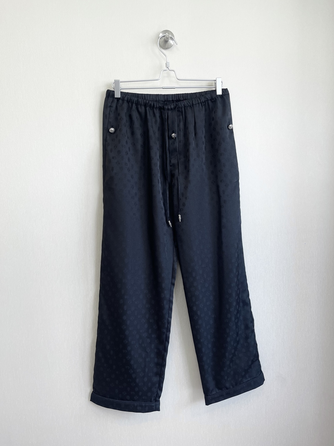 NO:702582,25SS new spring and summer new Chrome Hearts dark pattern suit (the whole set of shirt/straight pants is not sold separately) Customized satin silk jacquard fabric Scout flower hardware silver-plated decoration The pockets, cuffs and trousers are all wrapped with strips and hemming. The workmanship is very original. Genuine leather label. Same style for men and women. SMLXL four sizes. Ready in stock. One set, Chrome Hearts-clothing, chrome hearts, chrome hearts,1986090925SS春夏新款上新Chrome Hearts克罗心暗纹套装（整套衬衣/直筒裤 不单卖） 制定缎面丝滑提花面料 童军花五金镀银装饰 口袋袖口裤脚都包条包边做工很足原版 真皮皮标 男女同款 SMLXL四个码 现货 一套,克罗心-服装,chrome hearts,chrome hearts,,Women's clothing