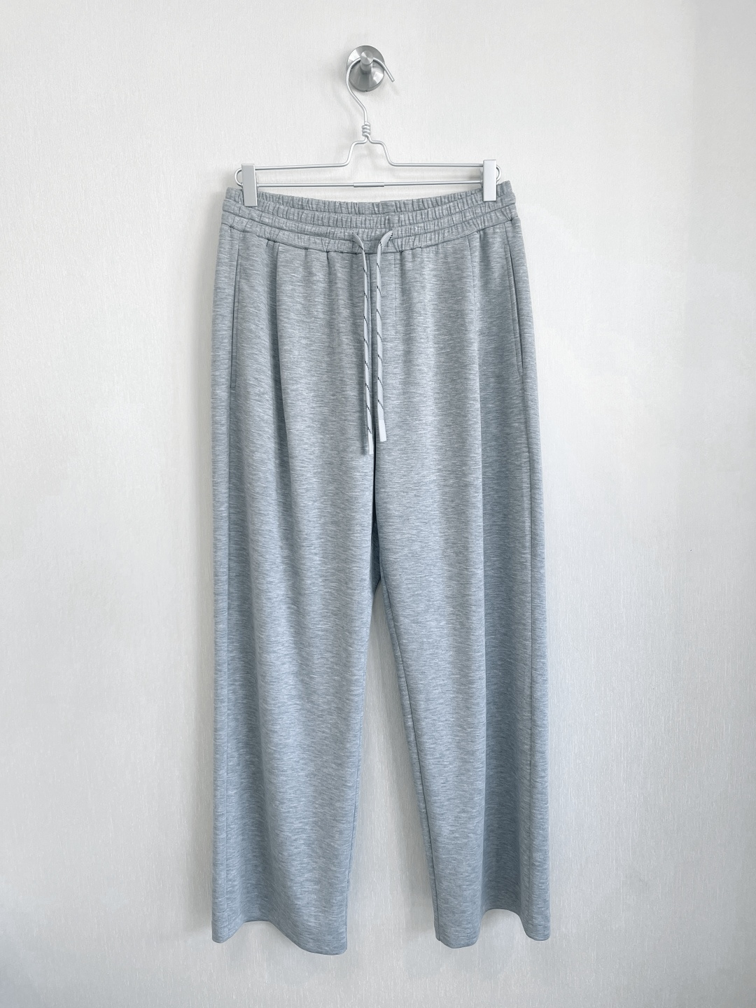 NO:754962,Lulu lulu pleated floral gray straight trousers. Original Tencel fabric. Modal Tencel spandex. Water-soft sand wash and not easy to snag (not ordinary air layer. Lulu original factory fabric). Logo printing on the waistband. A must-have for daily commuting. Recommended must-have style. Very, very easy to wear. SMLXL four sizes. Ready in stock, men's clothing.19860909露露lulu 打褶花灰色直筒长裤 原版Tencel面料 莫代尔天丝氨纶 水柔砂洗不易勾丝（非普通空气层 lulu原版工厂面料） 裤腰Logo印花 日常通勤首选必备 推荐必备款 非常非常好穿 SMLXL四个码 现货,男装,,Women's clothing