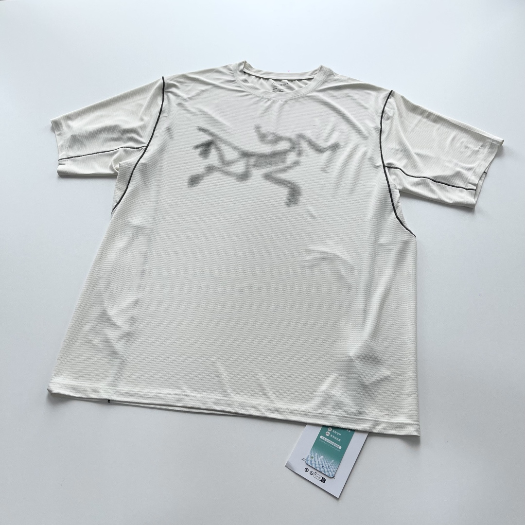 NO:755004,25SS summer new arrivals Arcteryx Fuzzy Bird short-sleeved T-shirt Custom-dyed and custom-woven technical fabric Plaid fabric woven from DuPont fiber Overall weight 170G/M Because of the plaid texture, the clothes wear less contact area with the body, so the overall body is very cool and comfortable Specific workmanship and sewing XSSML four codes Ready in stock, men's arc'teryx, T-shirt, tees, t-shirt,1986090925SS夏季新款上新 Arcteryx始祖鸟 模糊鸟短袖T恤 定染定织科技面料杜邦纤维织造的格纹面料 整体克重170G/M 因为格纹的纹理,衣服穿在身上与身体接触面积更少,所以整体非常清凉舒适 特定的做工车线 XSSML四个码 现货,男装arc'teryx,T-shirt,tees，t-shirt,,Women's clothing