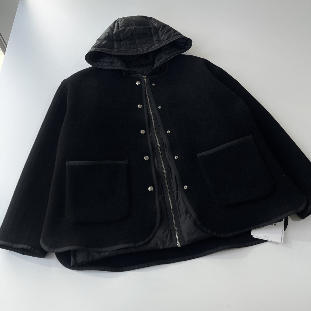 NO:638039,The new autumn and winter new Moncler two-in-one (whole jacket/vest/not sold separately) wool double-sided woolen jacket. The outer part is made of 880g custom-dyed floral gray 80% wool 10% cashmere 10 lyocell. The inner part of the vest is made of nylon (filled with 80g 90% top-quality white goose down, light and thin inner layer). The design is completely removable and can be worn according to different temperature changes.  The two layers of clothing can be worn at the same time or separately, suitable for both indoor and outdoor use. The material is solid and warm to keep out the cold. It feels comfortable, soft and skin-friendly. The whole dress is grosgrain trimmed from the inside to the outside. Open-mold hardware zippers. Four-button buckle. The quality of high-end ready-to-wear is unparalleled. Same style for men and women. SML19860909秋冬新款上新蒙口Moncler二合一（整件外套/马甲/不单售）羊毛双面呢子夹克外套 外件采用880克订染花灰色80羊毛10山羊绒10莱赛尔 内件马甲采用锦纶（填充80克90顶级白鹅绒 轻薄内搭） 设计完全可拆卸穿搭 根据不同温度变化 两层衣服可同时或单独穿着,室内室外皆宜,用料扎实保暖御寒手感舒适柔软亲肤 整件衣服从里到外罗缎饰边包边 开模五金拉链 四合扣 高级成衣品质无敌 男女同款 SMLXL四个码 现货,蒙口-服装,Moncler,jackets & coats,jackets & coats,alexander wang,Women's clothing