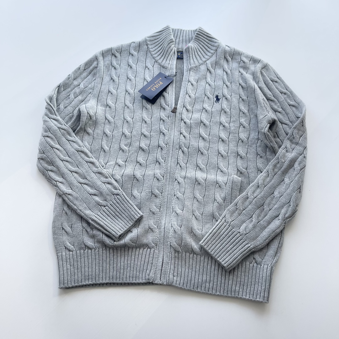 NO:637407,New arrival for autumn and winter. Raff pullover cable sweater. Size S-M-L-XL. Same style for men and women. Gray/apricot/blue. Overall weight is about 360GSM. Heavy cotton sweater. Crisp. The yarn is made of combed long-staple cotton. The embroidery uses Behringer machines imported from Japan. The pattern is consistent with the original version and perfectly reproduces the polo logo.  The weaving process uses imported Stoll looms, and the cable weaving process perfectly replicates the three-dimensional feel of the original version. Men's clothing, sweaters, alexander wang19860909秋冬新款上新 拉夫套头绞花毛衣 码数S-M-L-XL 男女同款 灰/杏/蓝 整体克重360GSM左右,全棉重磅毛衣,挺括, 毛纱采用精梳长绒棉 刺绣采用日本进口百灵达机台,和原版一致的花稿,完美复刻马球logo 编织工艺采用进口的斯托尔织机,绞花工艺完美复刻原版的立体感,男装,sweaters,alexander wang,Women's clothing