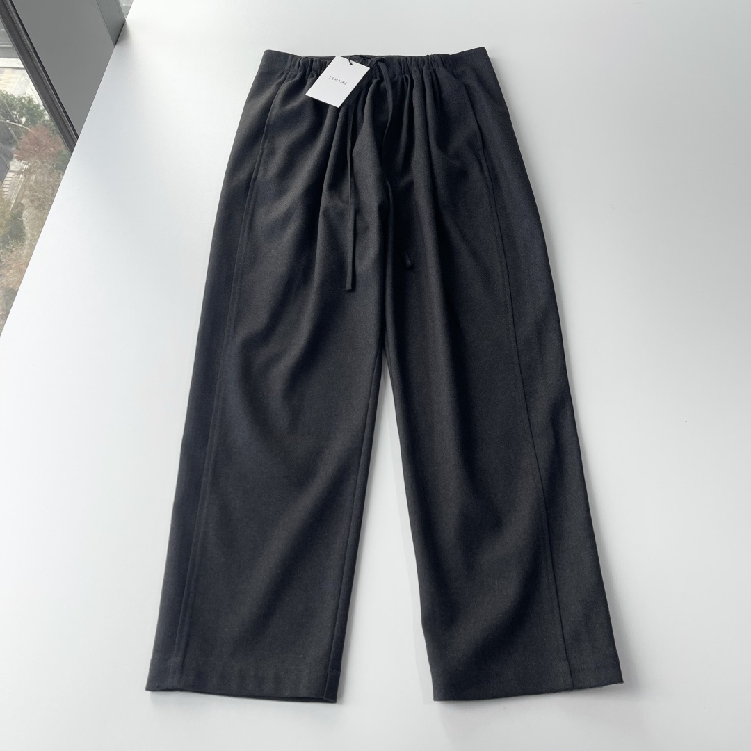 NO:638036,New autumn and winter styles LEMAIRE Glen black and gray stretch drawstring casual trousers made of 50 wool and 50 rayon blended fabrics. Loose and slightly pleated wide style with destructured classic suit tailoring design. The side patchwork structure better shows the elegant aesthetics of LEM. This is not a large trouser leg version. Improved for those who don’t like large straight trouser legs. The comfort of the half-waist elastic adjustable waist is different. SMLXL four sizes. Ready p, men’s clothing, business  suit,alexander wang19860909秋冬新款上新 LEMAIRE幽谷黑灰色弹力抽绳休闲长裤 采用50羊毛50人棉混纺面料制成 宽松微微褶皱阔型搭配去结构化的经典西装裁剪版型设计 侧边拼缝结构 更好的展现出LEM的优雅美学 这款并非大裤脚版型 对于不喜欢大直筒裤脚的朋友有所改善 半腰弹力调节腰身的舒适性有种与众不同 SMLXL四个码 现货p,男装,business suit,alexander wang,Women's clothing