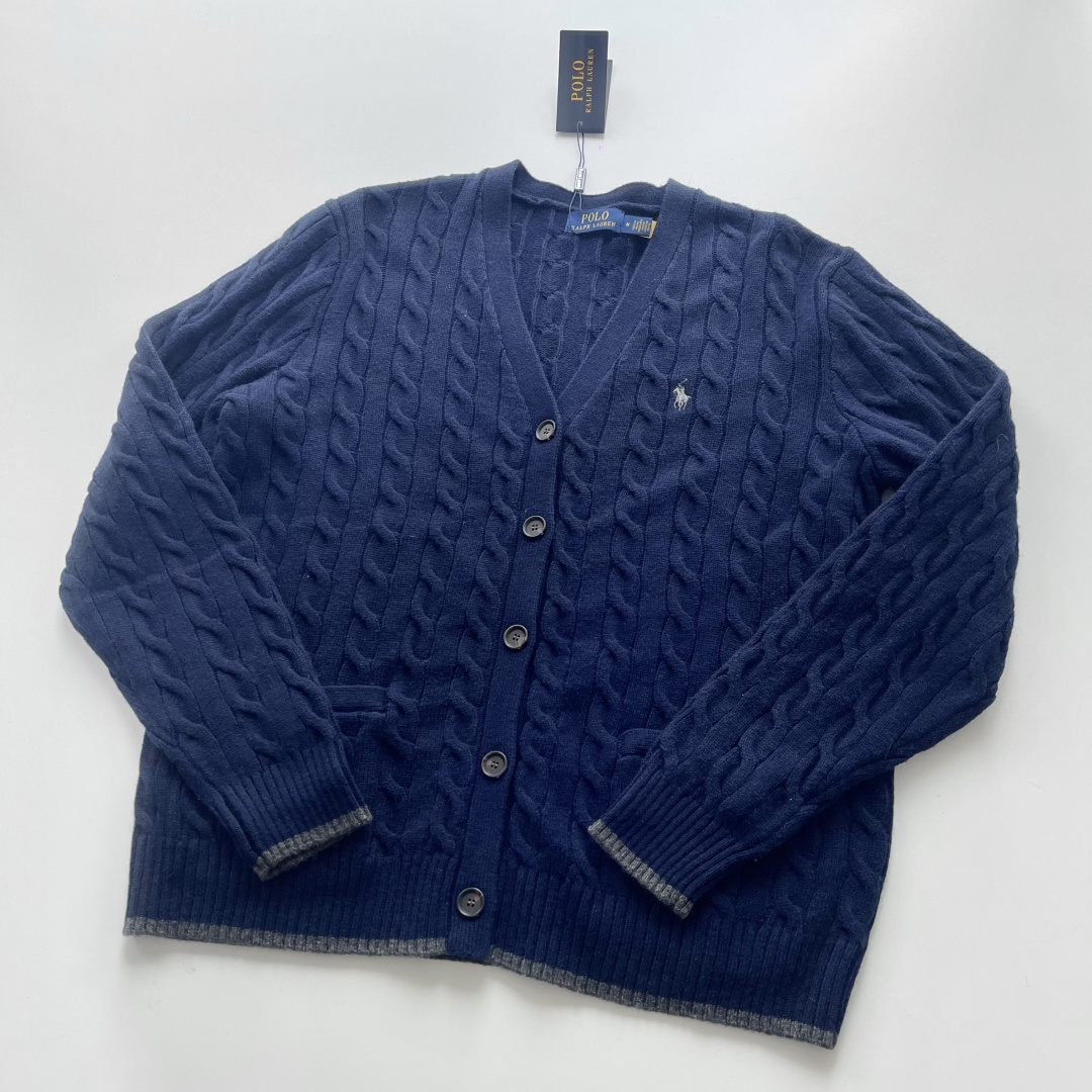 NO:723422,Raff cardigan size S-M-L-XL, same style for men and women, gray/blue, overall weight is about 360GSM, heavy cotton sweater, crisp, the yarn is made of 50 high goat hair. The embroidery uses Behringer machine imported from Japan, the pattern is consistent with the original, and the polo logo is perfectly engraved. The knitting process uses imported Stoll looms, and the cable knitting process perfectly reproduces the three-dimensional sense of the original. Men's clothing, sweaters,19860909拉夫开衫 码数S-M-L-XL 男女同款 灰/蓝 整体克重360GSM左右,全棉重磅毛衣,挺括, 毛纱采用50高山羊仔毛 刺绣采用日本进口百灵达机台,和原版一致的花稿,完美复刻马球logo 编织工艺采用进口的斯托尔织机,绞花工艺完美复刻原版的立体感,男装,sweaters,,Women's clothing