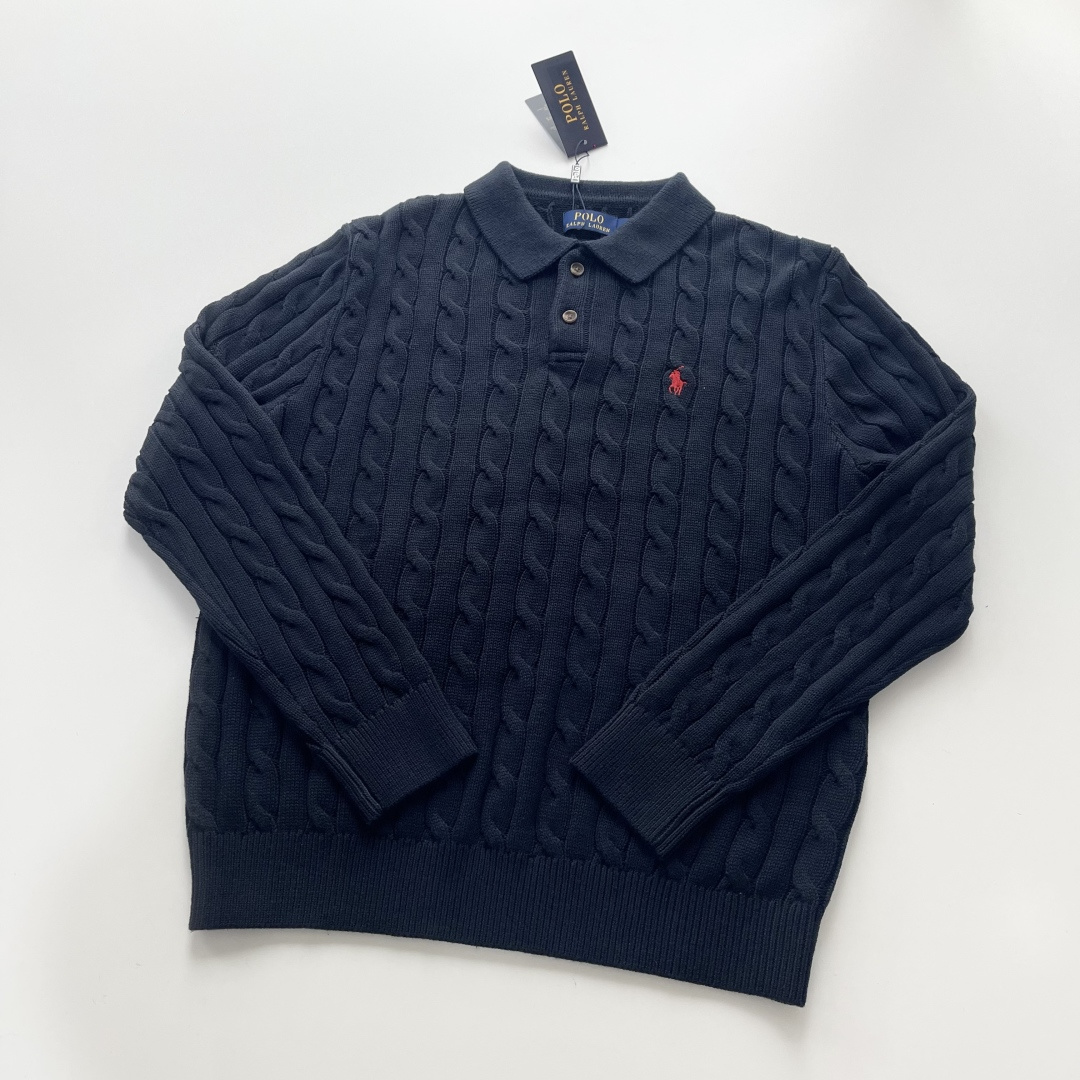 NO:723437,Raffia lapel buttoned cable sweater, size S-M-L-XL, same style for men and women, gray/apricot/blue, overall weight is about 360GSM, heavy cotton sweater, crisp, the wool yarn is combed long-staple cotton. The embroidery uses Behringer machine imported from Japan, the pattern is the same as the original, and the polo logo is perfectly engraved. The knitting process uses imported Stoll looms, and the cable weaving process perfectly reproduces the three-dimensional sense of the original. Men's clothing, sweaters,19860909拉夫翻领纽扣绞花毛衣 码数S-M-L-XL 男女同款 灰/杏/蓝 整体克重360GSM左右,全棉重磅毛衣,挺括, 毛纱采用精梳长绒棉 刺绣采用日本进口百灵达机台,和原版一致的花稿,完美复刻马球logo 编织工艺采用进口的斯托尔织机,绞花工艺完美复刻原版的立体感,男装,sweaters,,Women's clothing