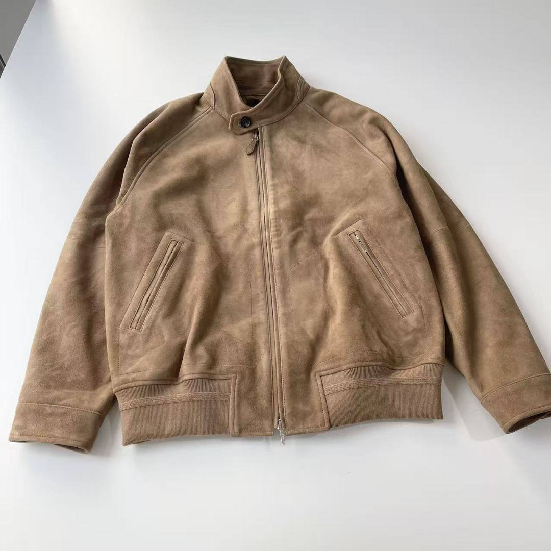 NO:661990,Newly released LP Loro Piana Kiku flying old money genuine leather jacket. Made of specific high-quality imported cashmere fur. Equipped with a knitted college style collar and patch pocket design to highlight the casual look and texture. This leather is widely loved for its thickness, drape and tight texture. Elegant interpretation of classic style. Wide size. 48-56 sizes, men's, loro piana, loro piana, jackets & coats, leather jacket,  19860909新款上新 LP Loro Piana Kiku飞行老钱真皮皮衣夹克 采用特定高品质进口山羊绒毛皮料 配有针织学院风衣领和贴袋设计 彰显休闲外观和质感 这种皮革因有的厚度感显得垂坠感和紧密质感受到广泛喜爱 优雅诠释经典风格阔型 48-56码,男装,loro piana,loro piana,jackets & coats,leather jacket, ,Women's clothing