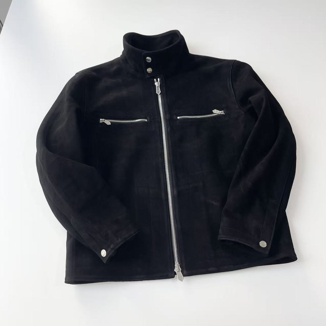 NO:661982,New arrival, Hermès H's high-definition suede men's genuine leather jacket, made of specific high-quality imported cashmere leather, silky and delicate to the touch, excellent thickness and texture, casual old money style upper body, low-key and high-end, very tasteful, custom zipper hardware, size 48-56, Hermès-clothing, hermes, leather jacket,  19860909新款上新 爱马H家高定绒面男士真皮皮衣 采用特定高品质进口山羊绒面皮料 触感丝滑细腻 厚度质感极佳 上身休闲老钱风 低调高级 非常有品 定制拉链 五金 48-56码,爱马仕-服装,hermes,leather jacket, ,Women's clothing