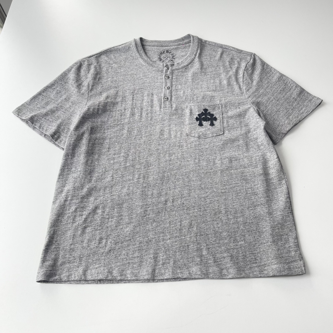 NO:754990,New Chrome Hearts Henry collar gray short-sleeved T-shirt. Customized 200 grams of special floral gray yarn. The fabric texture is obviously developed according to the original version. The chest pocket is matched with the iconic cross genuine leather embroidery. 925 silver Scout flower buttons. SMLXL four sizes. Ready stock, Chrome Hearts-clothing, chrome hearts, chrome hearts, T-shirt, tees, t-shirt,19860909新款上新Chrome Hearts克罗心亨利领灰色短袖T恤 定制200克特殊花灰纱 面料纹理明显跟足原版开发 胸前口袋搭配标志性十字真皮绣花 925银童军花纽扣 SMLXL四个码 现货,克罗心-服装,chrome hearts,chrome hearts,T-shirt,tees，t-shirt,,Women's clothing