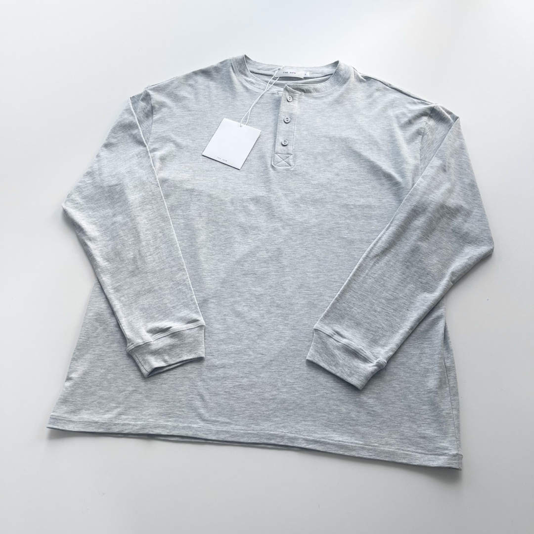 NO:723448,New arrival: The Row floral gray henley collar long-sleeved T-shirt. Made of 32-count combed cotton, 95 cotton-5 spandex for better hand feel. The collar button fabric is covered with buttons. Six-needle special thread hemming. Very suitable for daily single wear as a base. Same style for men and women. SMLXL four sizes. Ready in stock, men's clothing, tees, t-shirts,19860909新款上新 The Row花灰色亨利领长袖T恤 采用32支精梳棉 95棉5氨纶手感舒适度更佳 衣领纽扣面料包扣处理 六针特殊线锁边 日常单穿打底都非常合适 男女同款 SMLXL四个码 现货,男装,tees，t-shirt,,Women's clothing