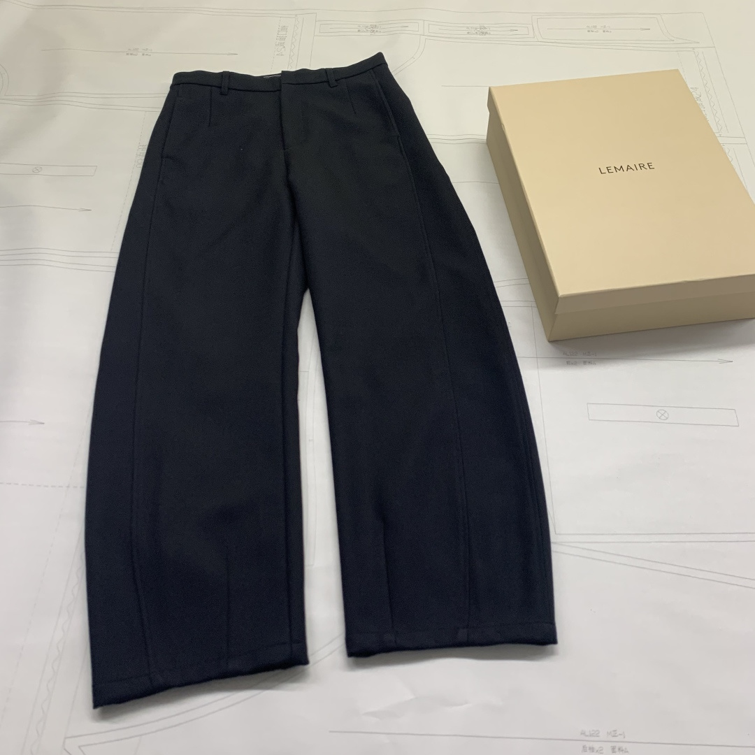 NO:862450,LEMAIRE Tencel twill textured tailoring trousers LEMAIRE Straight-leg loose cut fit Tencel cotton and linen composition High-grade fabric trousers, men's clothing,19860909LEMAIRE 天丝斜纹质感裁剪西裤  LEMAIRE 直筒宽松裁剪版型 天丝棉麻成分 高级面料长裤,男装,,Women's clothing