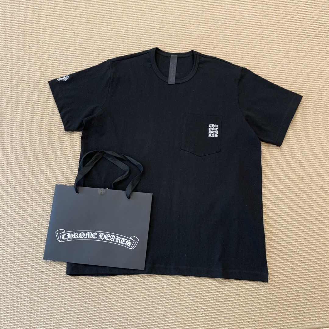 NO:820511,Chrome Hearts Chrome Hearts pocket Sanskrit cross sleeve embroidery short-sleeved T-shirt 220 grams linen cotton original fabric feel smlxl size same style for men and women in stock, men's clothing, chrome hearts, chrome hearts, T-shirt, tees, t-shirt,19860909Chrome Hearts克罗心口袋梵文十字袖刺绣短袖T恤 220克麻棉 原版面料手感 smlxl码 男女同款 现货,男装,chrome hearts,chrome hearts,T-shirt,tees，t-shirt,,Women's clothing