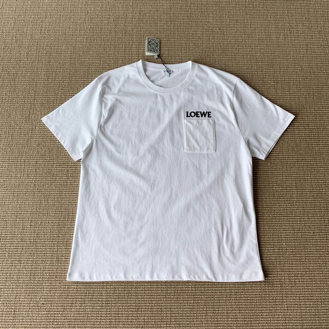 NO:862437,Loewe embroidered pocket short-sleeved T-shirt, high-count combed long-staple cotton, Behringer three-dimensional embroidery, denser stitches and full embroidery, black/white, smlxl code, in stock, Loewe-clothing, loewe, loewe, T-shirt, tees, t-shirt,19860909Loewe 刺绣口袋短袖T恤 高支精梳长绒棉 百灵达立体刺绣 针脚更密刺绣饱满 黑色/白色 smlxl码 现货,罗意威-服装,loewe,loewe,T-shirt,tees，t-shirt,,Women's clothing