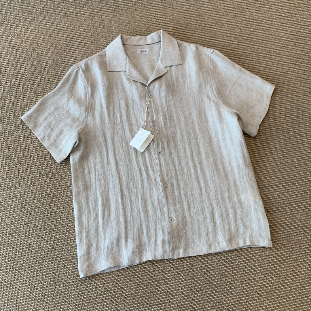 NO:886230,Brunello Cucinelli rain dew linen short-sleeved shirt. Customized herringbone pattern imported original color linen. The upper body of the fabric has a high-level sense of relaxation. SMLXL code. Ready stock, men's clothing, brunello cucinelli, T-shirt,19860909Brunello Cucinelli雨露麻短袖衬衣 定制人字纹进口原色麻 面料上身自带高级松弛感 SMLXL码 现货,男装,brunello cucinelli,T-shirt,,Women's clothing