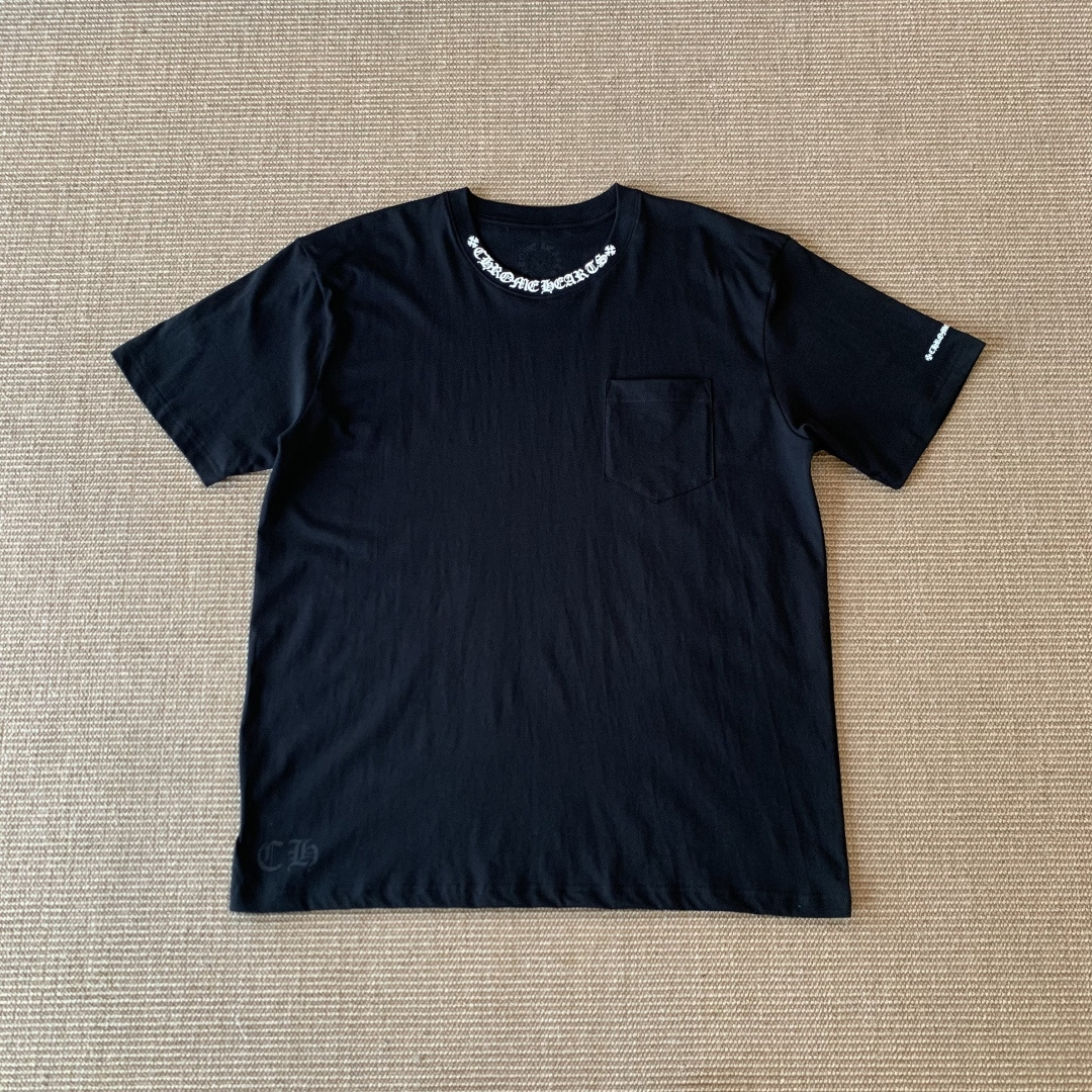 NO:946704,Chrome Hearts Chrome Hearts neckline printed short-sleeved T-shirt 40S count fine cotton Original exact same print Same style for men and women Black/white S-XXL Ready in stock, Chrome Hearts-clothing, chrome hearts, chrome hearts, T-shirt, tees, t-shirt,19860909Chrome Hearts克罗心领口印花短袖T恤 40S支紧密精棉 原版完全一致印花 男女同款 黑色/白色 S-XXL 码 现货,克罗心-服装,chrome hearts,chrome hearts,T-shirt,tees，t-shirt,,Women's clothing