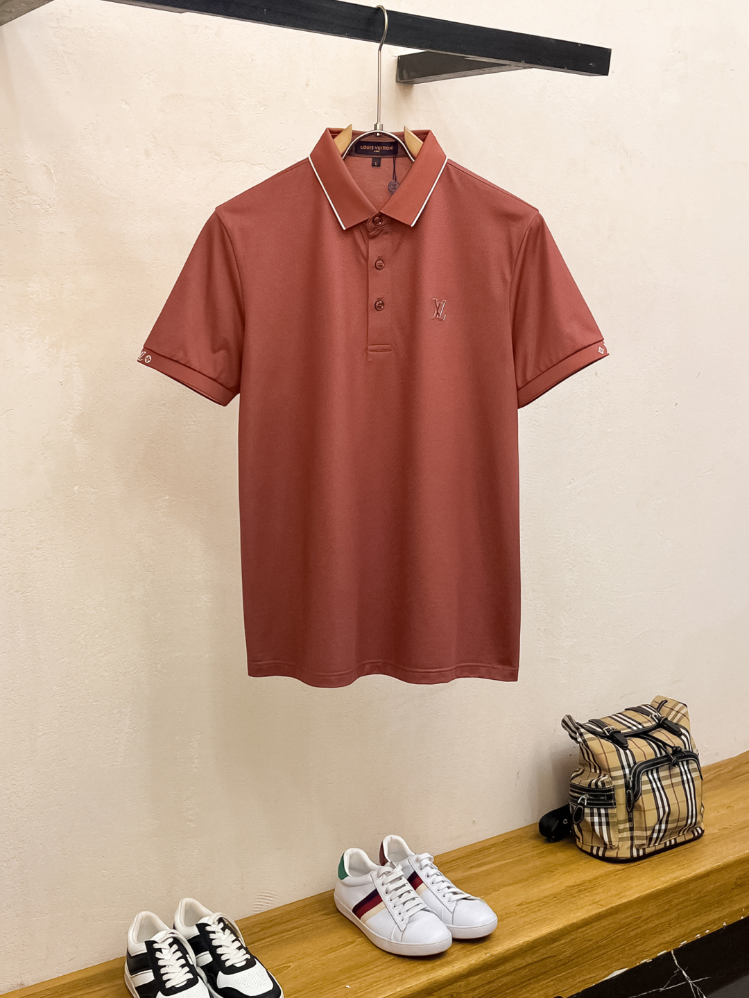 NO:116565,Lv Louis Vuitton Xinjiang long lint cotton fabric soft, comfortable and breathable 2025 summer limited short-sleeved Polo series -,,louis vuitton,louis vuitton,T-shirt,alexander wang19860909Lv 路易威登 新疆长绒棉 面料柔软舒适透气 2025 夏季 限量款短袖Polo系列 -,,louis vuitton,louis vuitton,T-shirt,alexander wang,Men's clothing