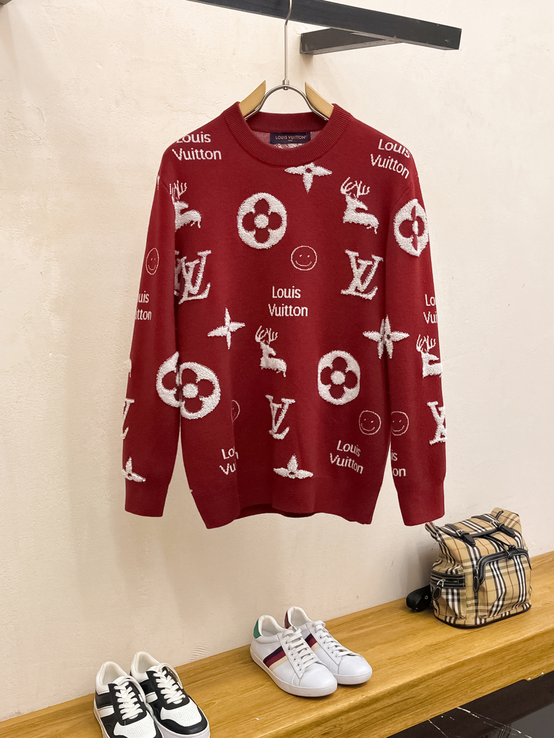 NO:597127,Lvjia's loose version is perfectly reproduced. European original reproduction process of velvet selection, carding and washing. Mercerized merino wool, soft, smooth, does not prick the skin, and has excellent thermal insulation properties. Full set of accessories are customized, German Stoll fully automatic loom ready-made garments. Size M-2XL. Maximum wearing capacity is about 195 catties. Please indicate height and weight when ordering. Louis vuitton, louis vuitton, alexander wang19860909驴家宽松版型 完美复刻 欧洲原版复刻选绒、梳绒、洗绒工艺 丝光美丽诺羊毛,柔弱,爽滑,不扎皮肤,保暖性能极佳 全套辅料定做,德国斯托尔全自动织机成衣 码数M-2XL 最大可穿195斤左右报单注明身高体重,,louis vuitton,louis vuitton,alexander wang,Men's clothing