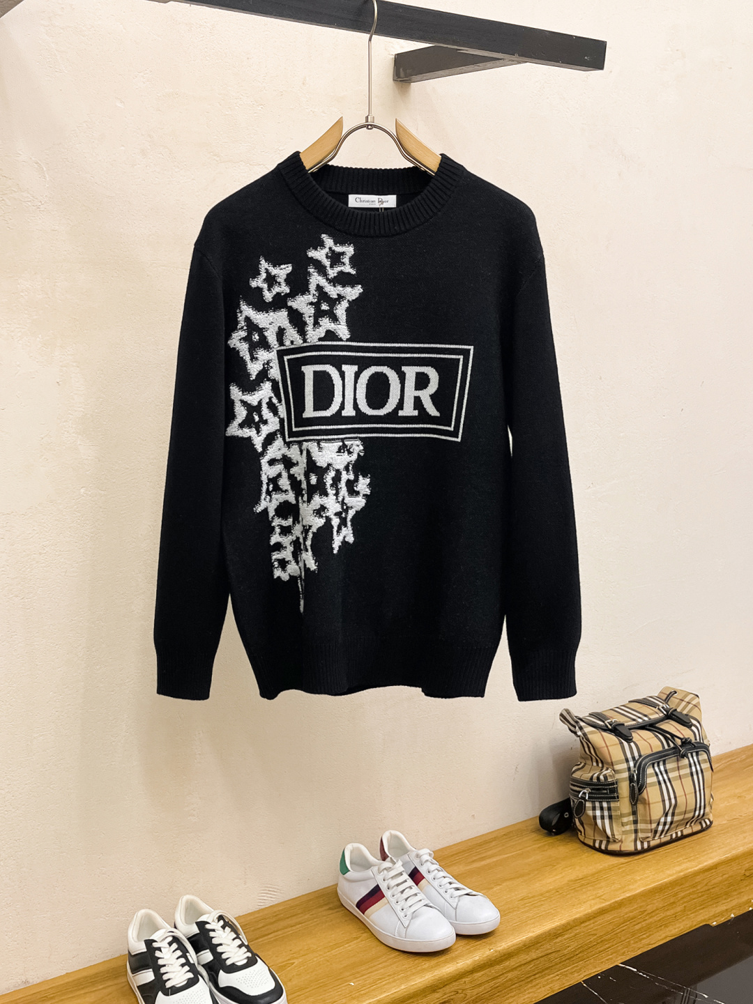 NO:597124,Dijia's loose version is perfectly reproduced. European original reproduction of velvet selection, carding and washing techniques. Mercerized merino wool, soft, smooth, does not prick the skin, and has excellent thermal insulation properties. A full set of accessories are customized, and the garments are made on German Storr fully automatic looms. The size of the garment is M-2XL. The maximum wear is about 195 pounds. Please indicate your height and weight when ordering, dior, alexander wang19860909迪家宽松版型 完美复刻 欧洲原版复刻选绒、梳绒、洗绒工艺 丝光美丽诺羊毛,柔弱,爽滑,不扎皮肤,保暖性能极佳 全套辅料定做,德国斯托尔全自动织机成衣 码数M-2XL 最大可穿195斤左右报单注明身高体重,,dior,alexander wang,Men's clothing