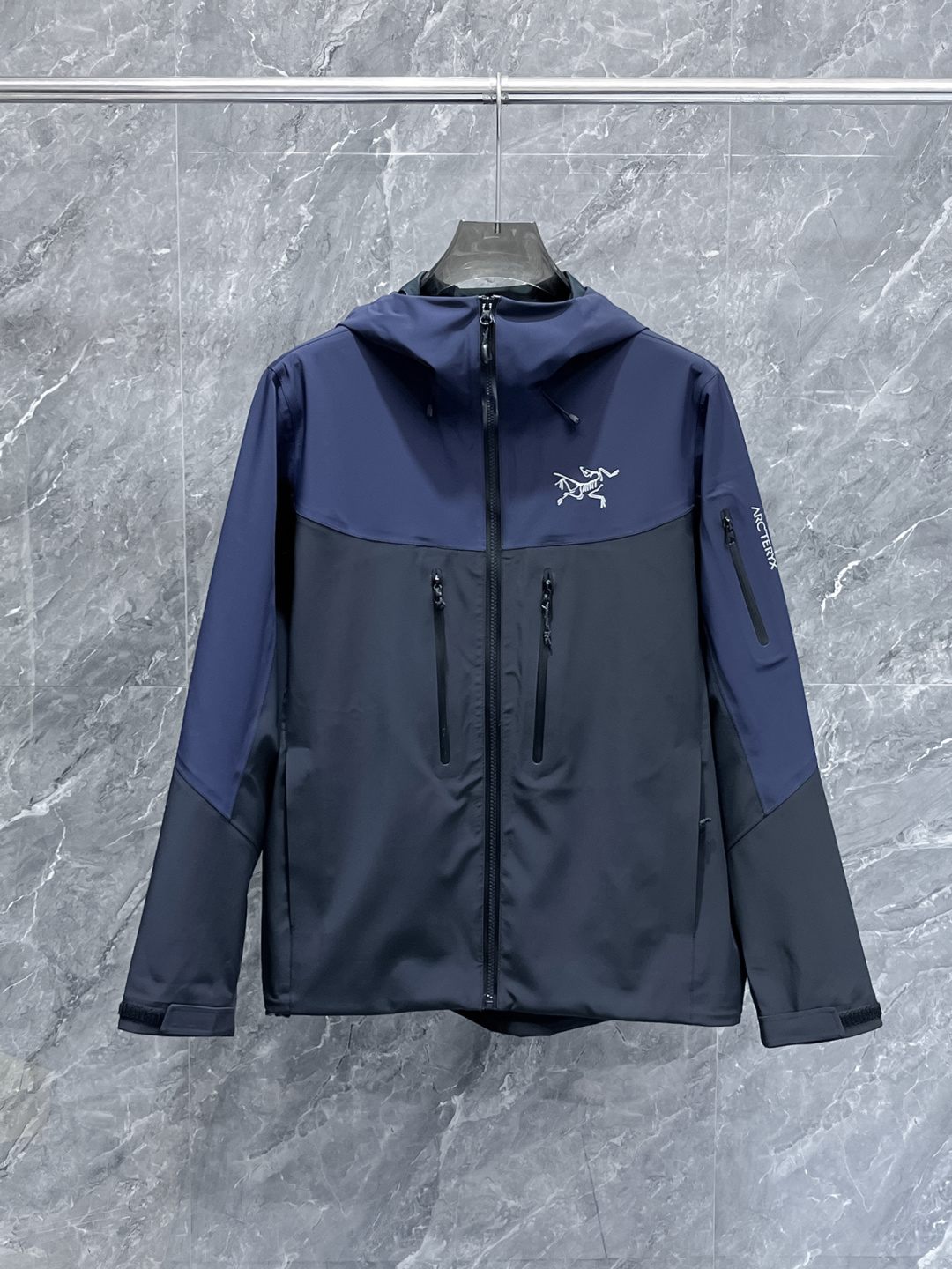 NO:119810,New spring product ARC’TERYX* new light and hard shell jacket for Archaeopteryx, versatile outdoor style for men and women, using original GORE-TEX technology fabric, all details and accessories are synchronized, gtx material is tightly protected from wind!  It is not easy to get dirty, and it is worry-free to take care of it!  This style is very good, with a large front piece and a pocket glue-pressure design. The workmanship is quite neat. You can't find a thread splicing, and it looks very high-end and high-end. It is equipped with original pull-outs and has an adjustment buckle on the hem, which is convenient for adjustment!  Size M-3XL, arc'teryx,alexander wang19860909开春新品 ARC’TERYX*始祖鸟新款轻薄硬壳冲锋衣 百搭户外男女同款 采用原厂GORE-TEX科技面料 细节辅料全部同步gtx材质严密防风！不易脏污,打理起来也很省心！这款版型上身很赞,大身前片,口袋压胶设计,做工相当工整,找不到一丝线头拼接,看上去就很高端上档次,客供原版拉头,下摆也有调节扣,方便调节！ 尺码M-3XL,arc'teryx,alexander wang,Men's clothing